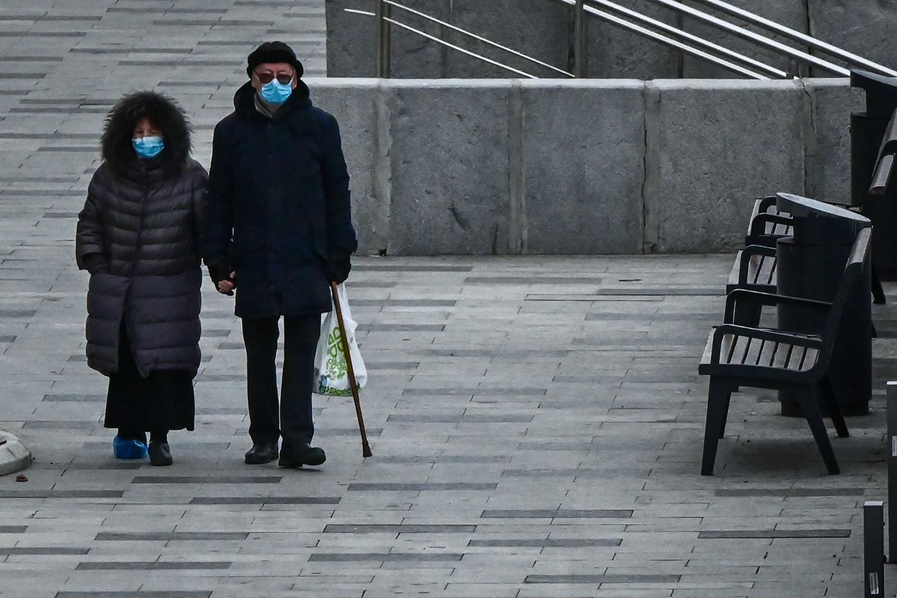 Un hombre y una mujer con mascarillas caminan en el centro de Moscú. Foto: AFP