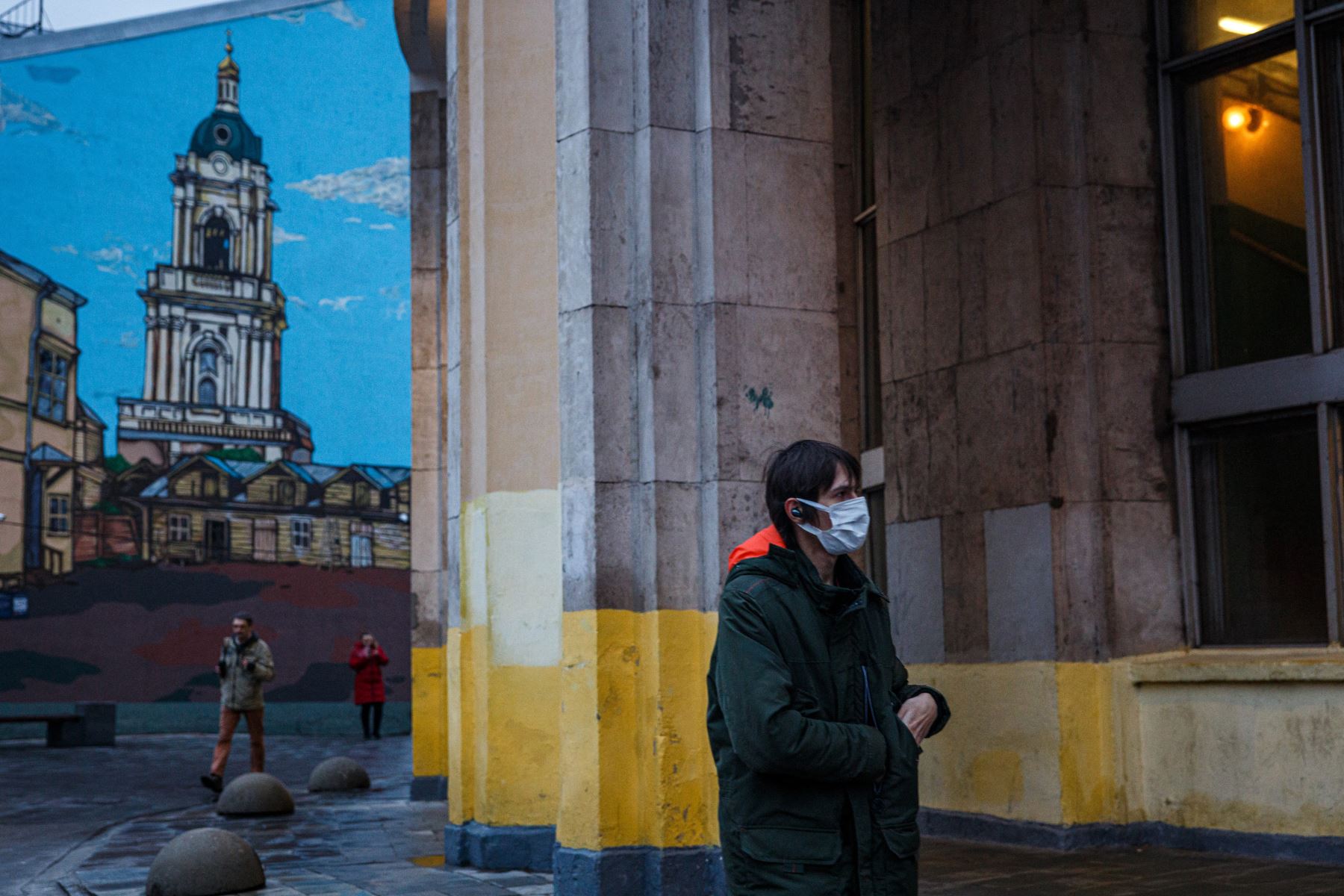 Un hombre con mascarilla camina por el centro de Moscú. Foto: AFP