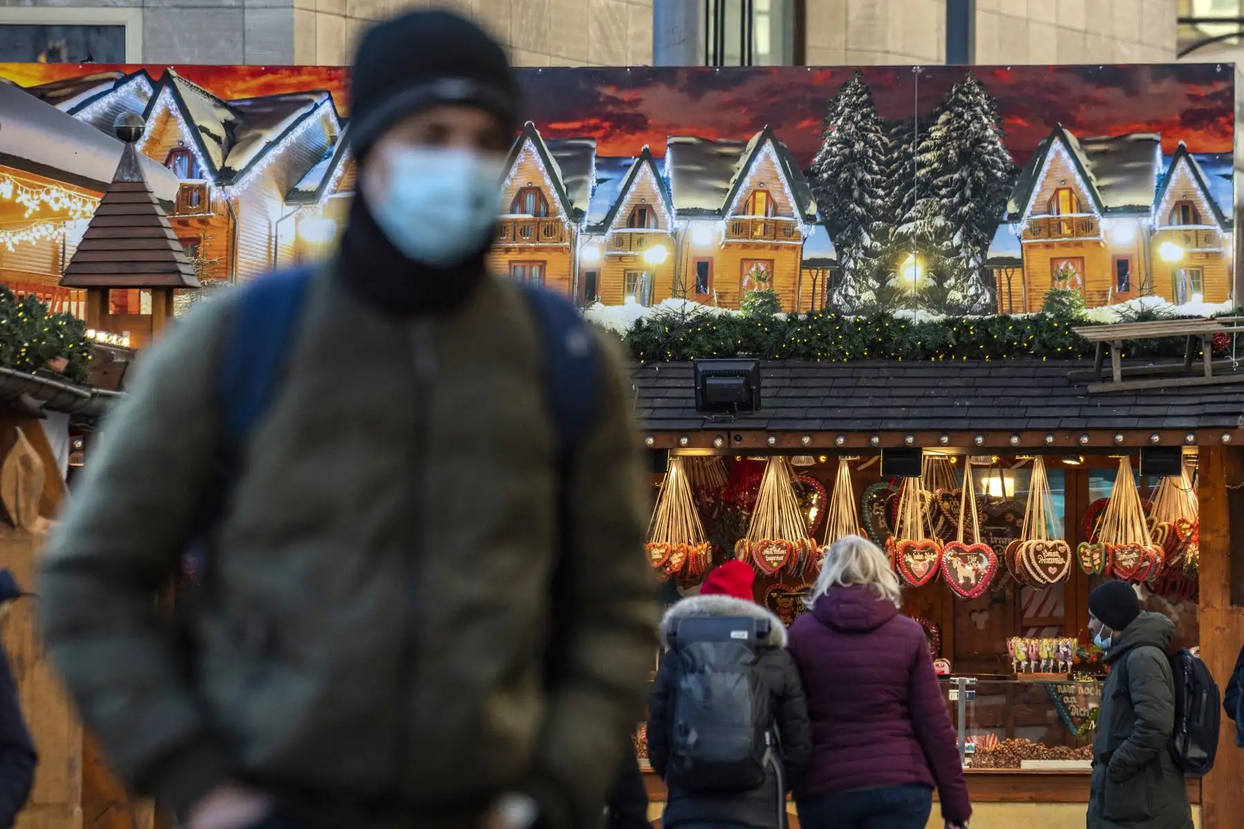La gente hace cola frente a un puesto que vende dulces navideños tradicionales y corazones de jengibre en un mercado navideño en Alexanderplatz en Berlín. Foto: AFP