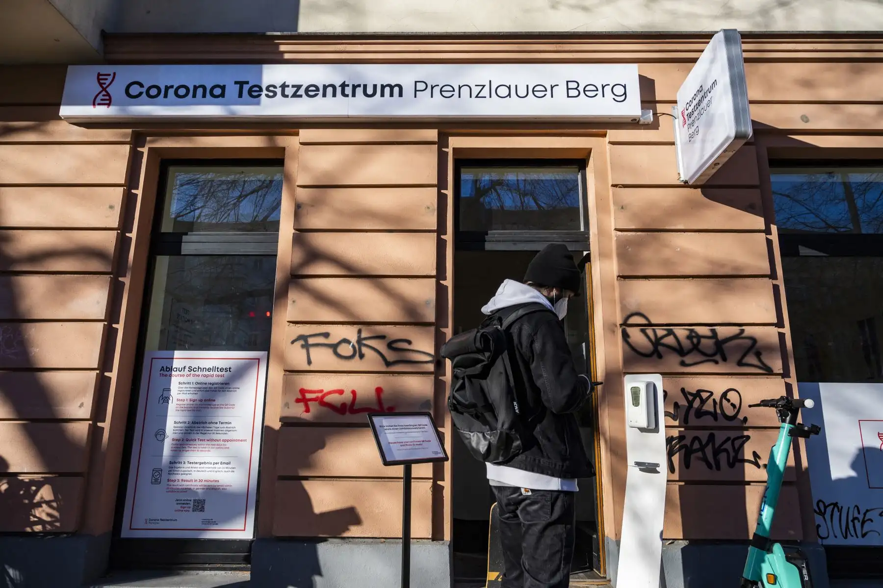Un joven espera su turno frente a un centro de pruebas de coronavirus en Berlín. Foto: AFP