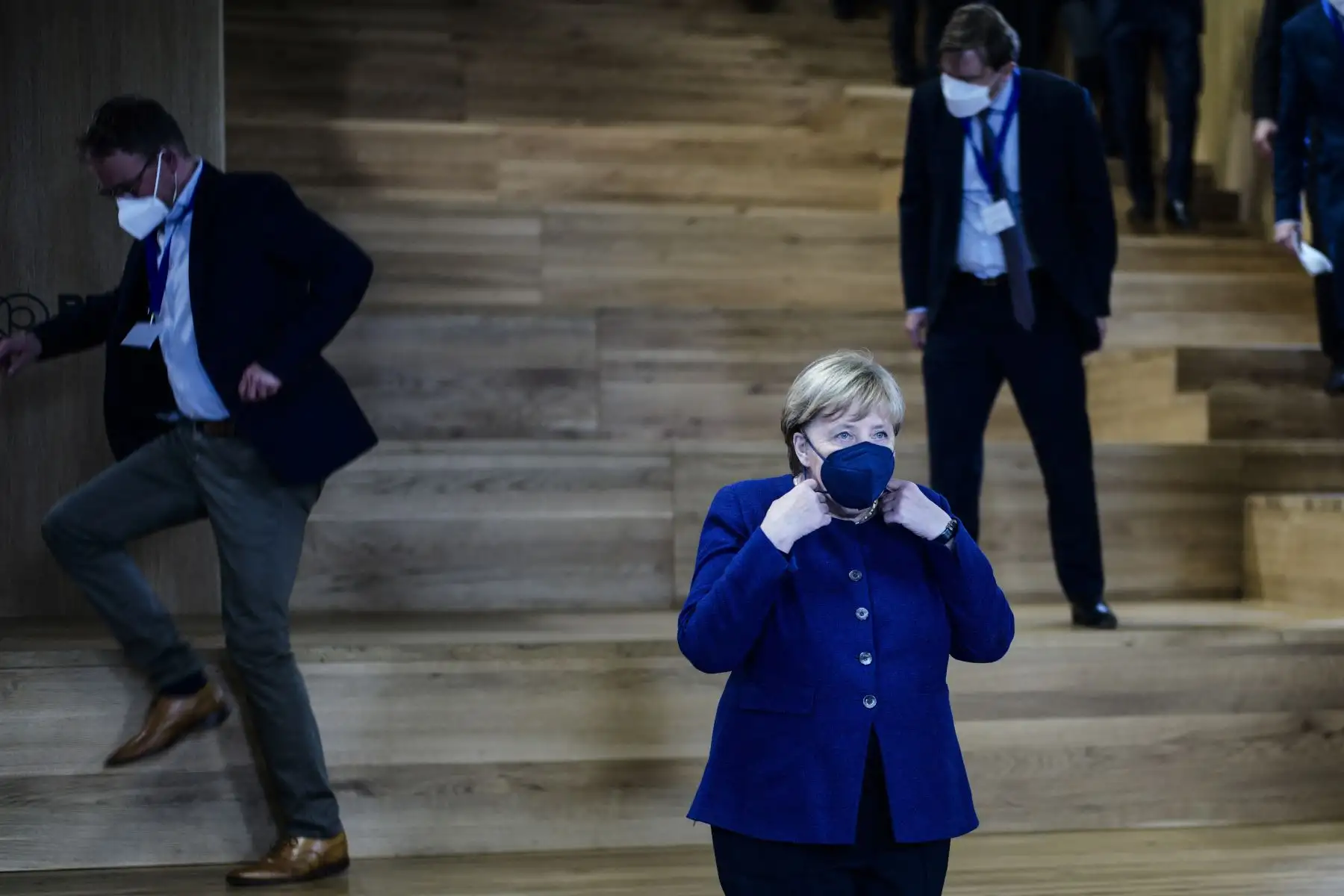 La canciller alemana Angela Merkel ajusta su mascarilla para protegerse contra el coronavirus durante su visita al centro educativo TUMO para tecnologías creativas en Berlín. Foto: AFP