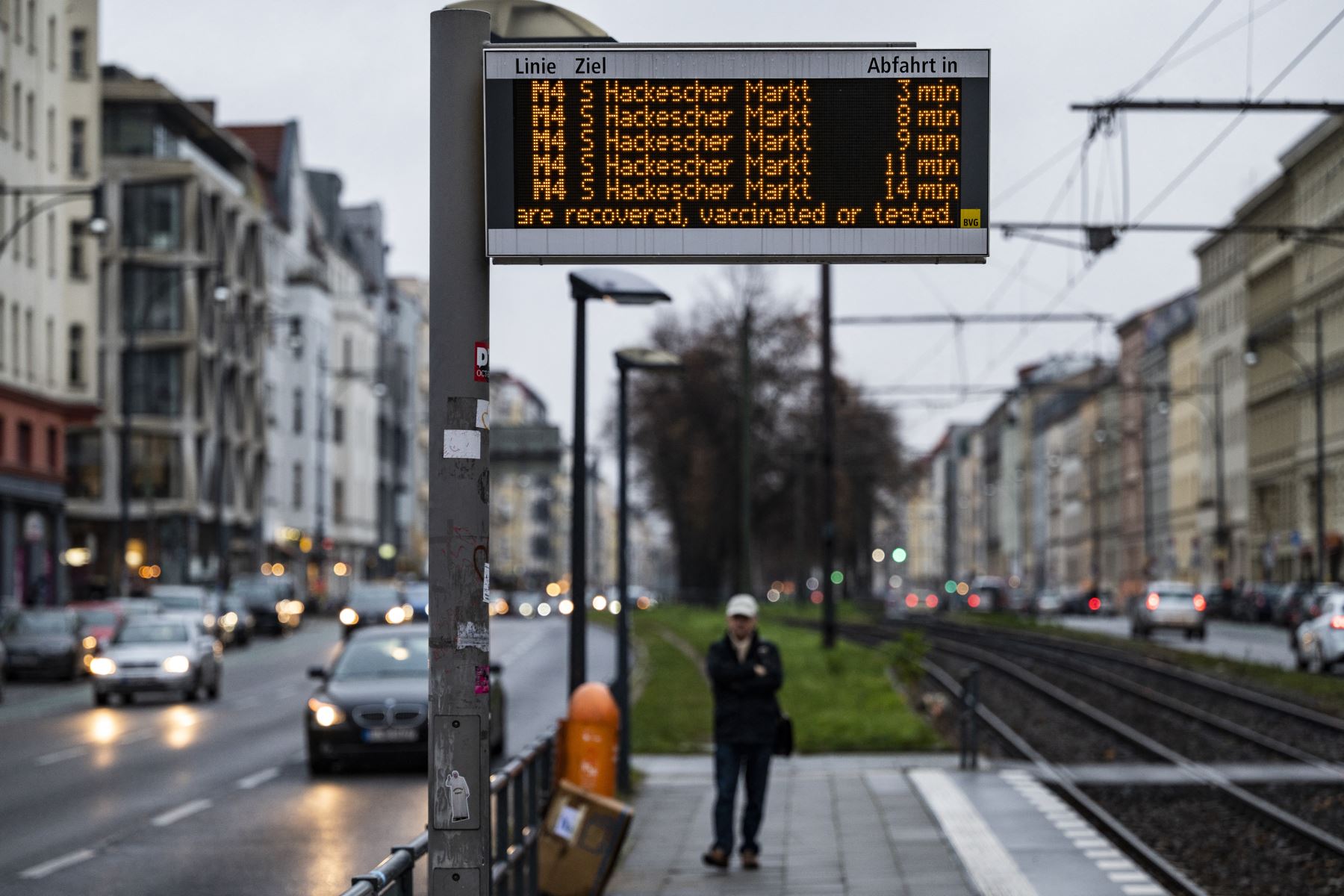 Un tablero de información digital muestra el 23 de noviembre de 2021, un mensaje que advierte a los pasajeros del transporte público que las llamadas reglas 3G (Geimpft, getestet, genesen - vacunados, probados o recuperados) entrarán en vigencia el 24 de noviembre. Foto: AFP