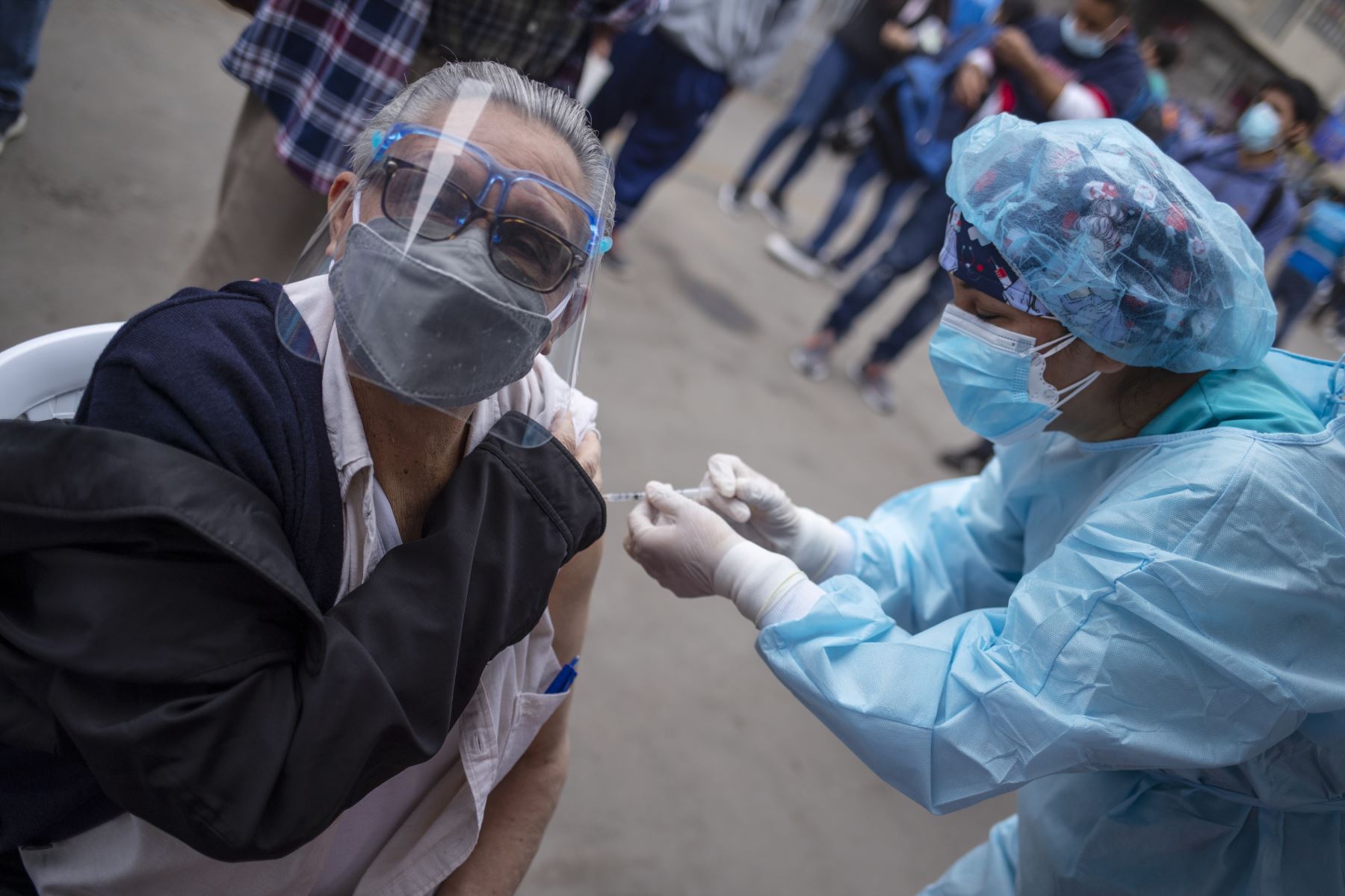 Cabe señalar que el fin de semana Sisol instaló un puesto de vacunación y descarte de COVID-19; durante el fin de semana se aplicaron 744 dosis de vacunas y 430 pruebas antigénicas.
Foto: ANDINA/Municipalidad de Lima