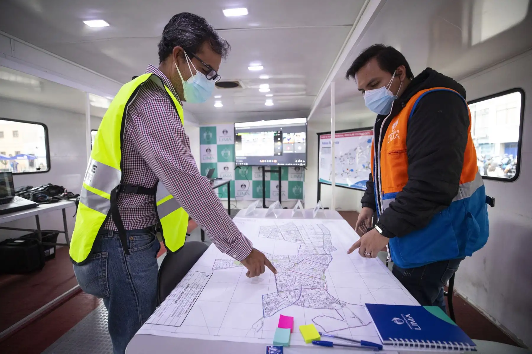“Este puesto funcionará las 24 horas y nos permitirá hacer coordinaciones ante la eventualidad de alguna ocurrencia o un hecho que se pueda prevenir. Además, controlaremos la zona con un dron que sobrevolará los espacios para contar con una mejor visión”, detalló el burgomaestre. Foto: ANDINA/ Municipalidad de Lima