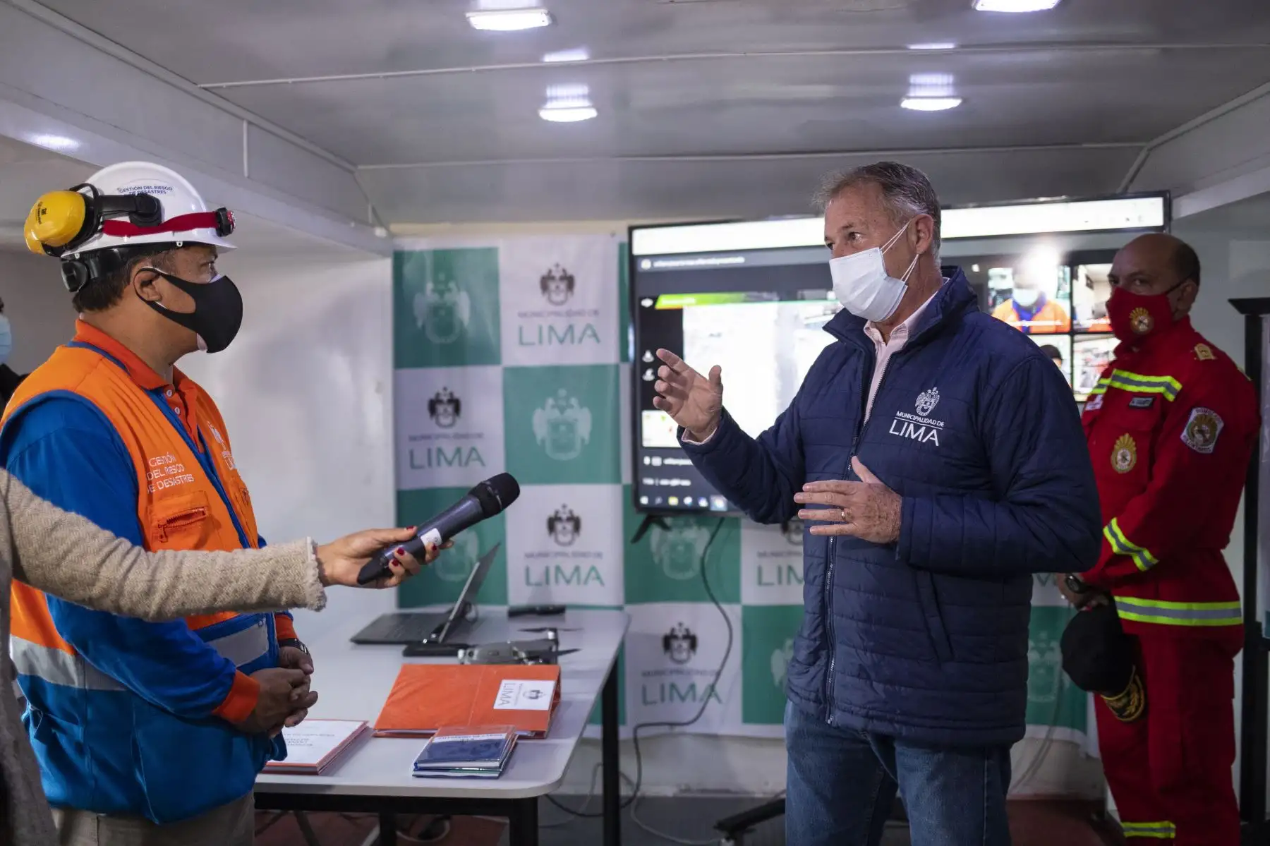 En el marco del reforzamiento de las acciones ante las próximas fiestas navideñas y de fin de año, la Municipalidad de Lima ha instalado un puesto de comando en la plaza Gastañeta, en el conglomerado Mesa Redonda.
Foto: ANDINA/Municipalidad de Lima