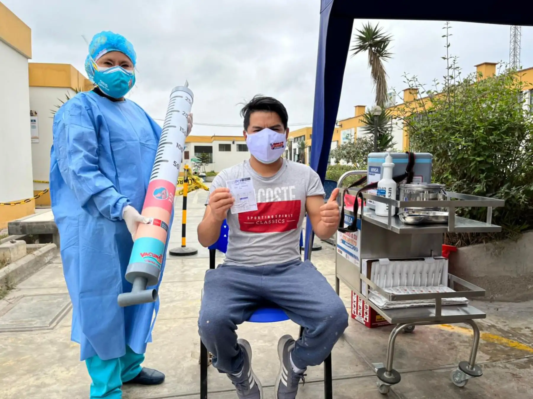 La Diris Lima Sur está realizando jornadas de vacunación contra la Covid 19 en diferentes puntos de Villa el Salvador, visitando casa por casa y llegando a los hogares de los vecinos de esta zona. 
Foto: Diris Lima Sur