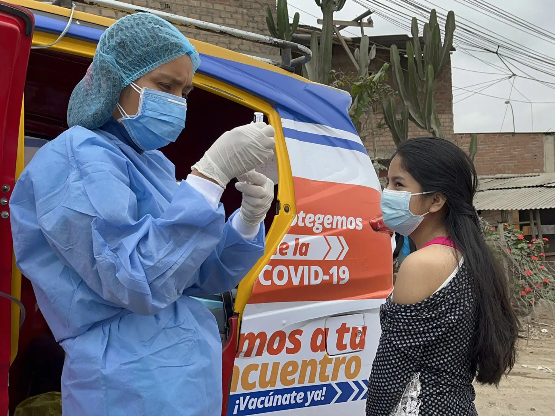 La Diris Lima Sur está realizando jornadas de vacunación contra la Covid 19 en diferentes puntos de Villa el Salvador, visitando casa por casa y llegando a los hogares de los vecinos de esta zona. 
Foto: Diris Lima Sur