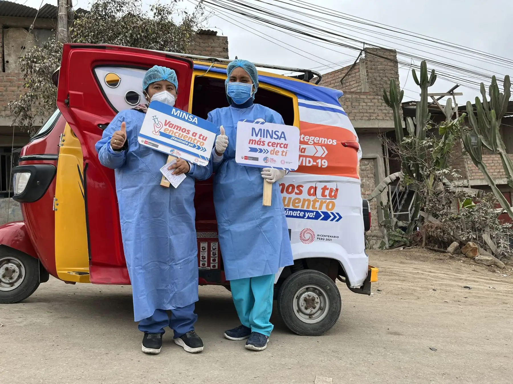La Diris Lima Sur está realizando jornadas de vacunación contra la Covid 19 en diferentes puntos de Villa el Salvador, visitando casa por casa y llegando a los hogares de los vecinos de esta zona. 
Foto: Diris Lima Sur