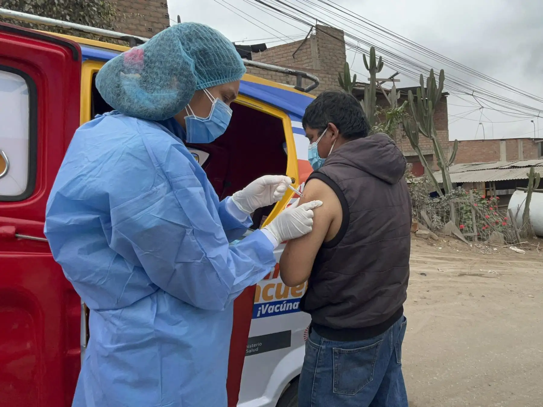 La Diris Lima Sur está realizando jornadas de vacunación contra la Covid 19 en diferentes puntos de Villa el Salvador, visitando casa por casa y llegando a los hogares de los vecinos de esta zona. 
Foto: Diris Lima Sur