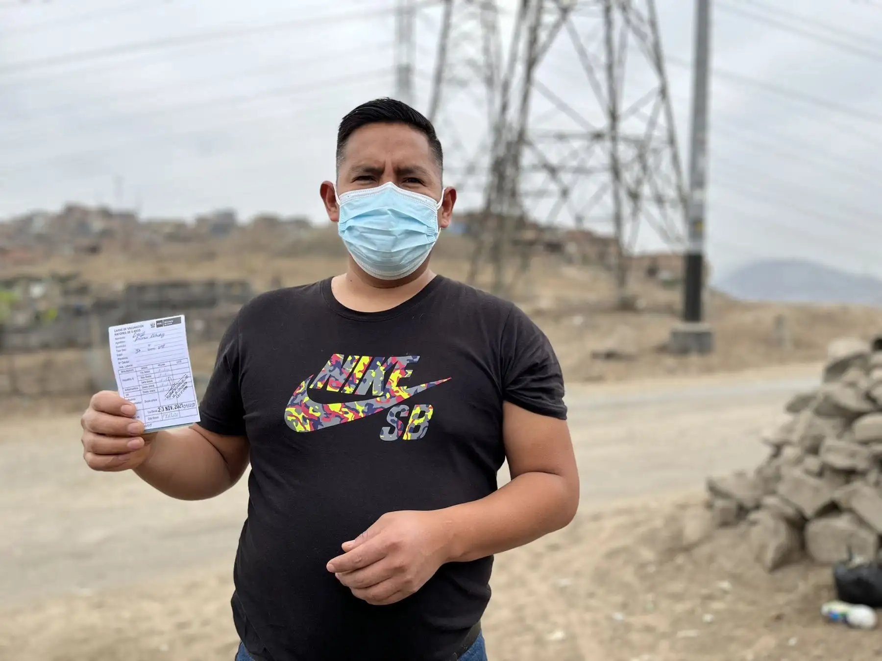 La Diris Lima Sur está realizando jornadas de vacunación contra la Covid 19 en diferentes puntos de Villa el Salvador, visitando casa por casa y llegando a los hogares de los vecinos de esta zona. 
Foto: Diris Lima Sur