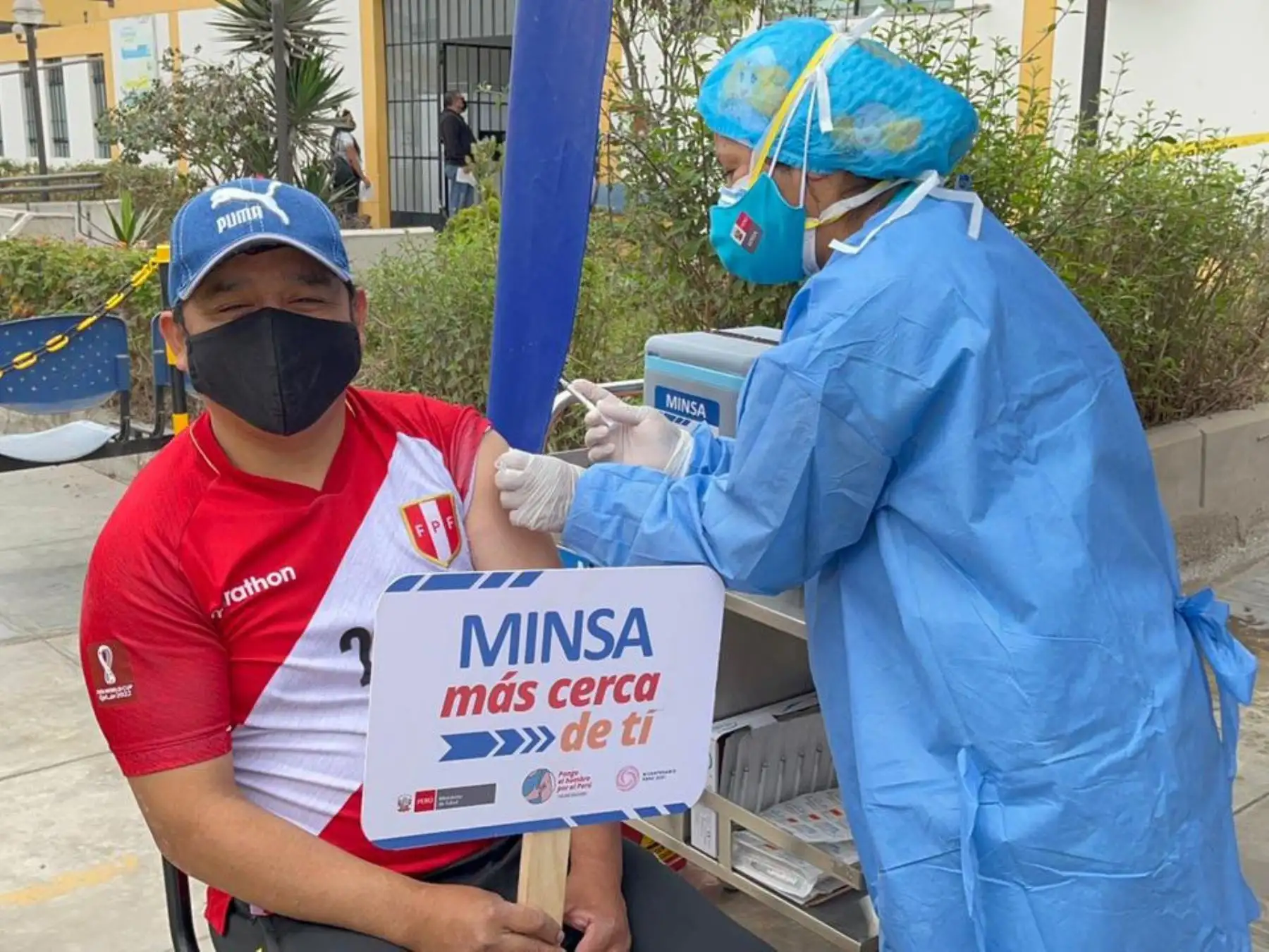 La Diris Lima Sur está realizando jornadas de vacunación contra la Covid 19 en diferentes puntos de Villa el Salvador, visitando casa por casa y llegando a los hogares de los vecinos de esta zona. 
Foto: Diris Lima Sur