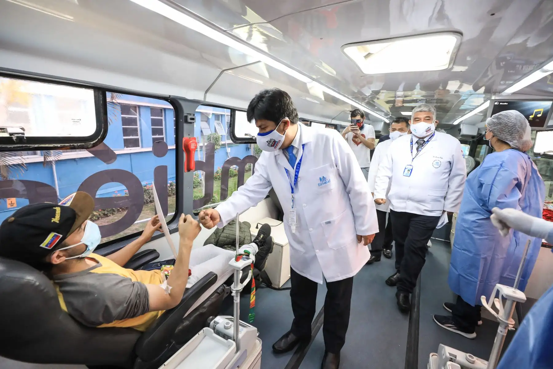 El presidente de EsSalud anunció que un bus con personal sanitario, conocido como ‘hemobus’, recorrerá las distintas regiones del país para captar a donantes y recolectar unidades de sangre que permitan salvar la vida de pacientes que se encuentran en estado delicado de salud y requieren de transfusiones sanguíneas. 
Foto: ANDINA/ Essalud