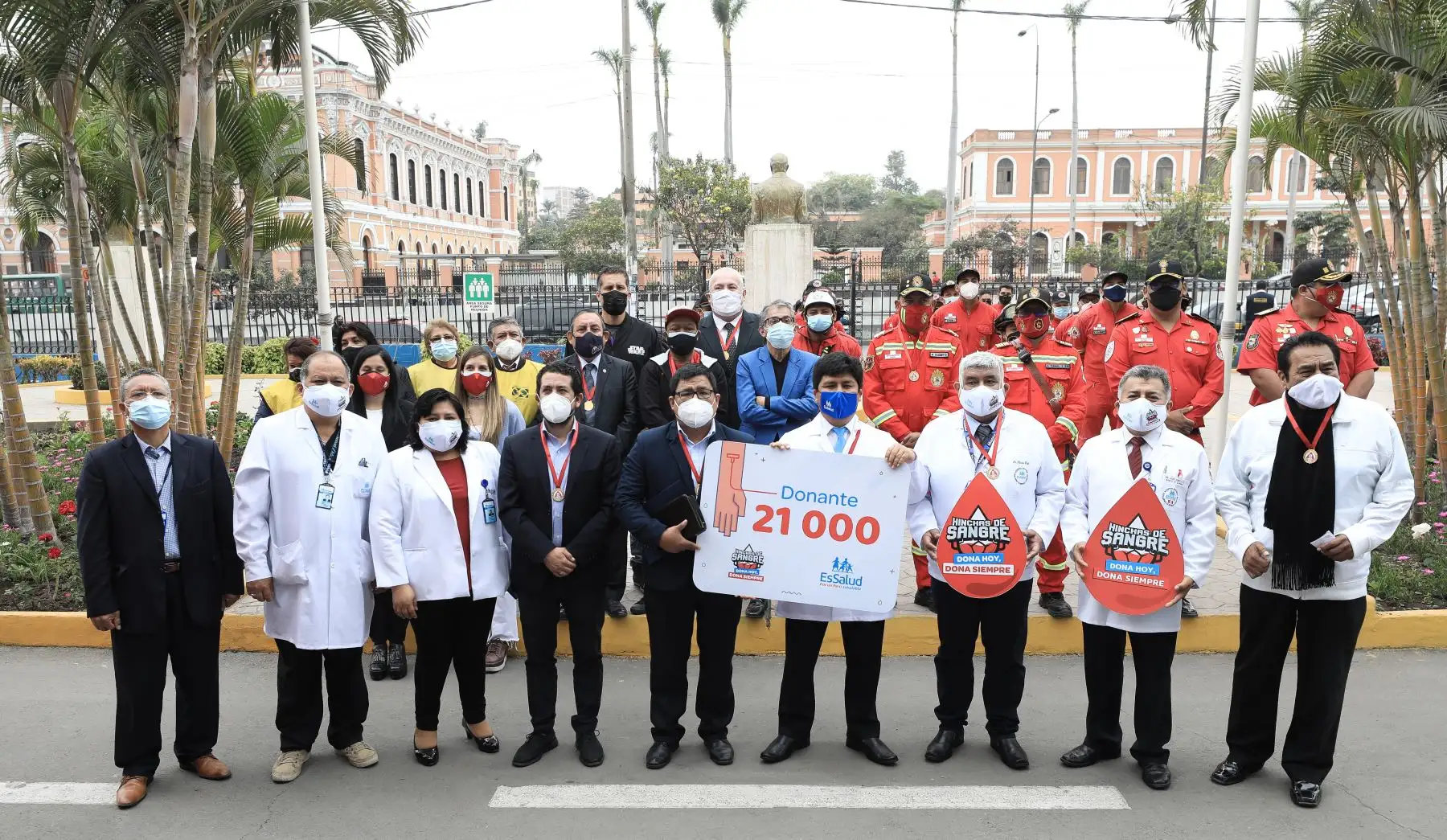 EsSalud brindó un merecido reconocimiento a Daniel León, un asegurado y pastor de la Iglesia Alianza Cristiana y Misionera, que se convirtió en el donante de sangre número 21 mil de la Red Prestacional Almenara y que gracias a este acto altruista salvó la vida de 12 personas durante la pandemia.
Foto: ANDINA/ Essalud