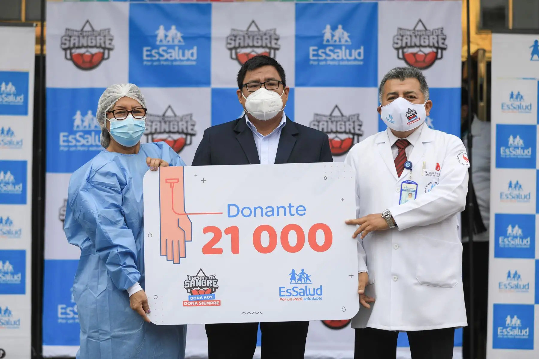 EsSalud brindó un merecido reconocimiento a Daniel León, un asegurado y pastor de la Iglesia Alianza Cristiana y Misionera, que se convirtió en el donante de sangre número 21 mil de la Red Prestacional Almenara y que gracias a este acto altruista salvó la vida de 12 personas durante la pandemia.
Foto: ANDINA/ Essalud