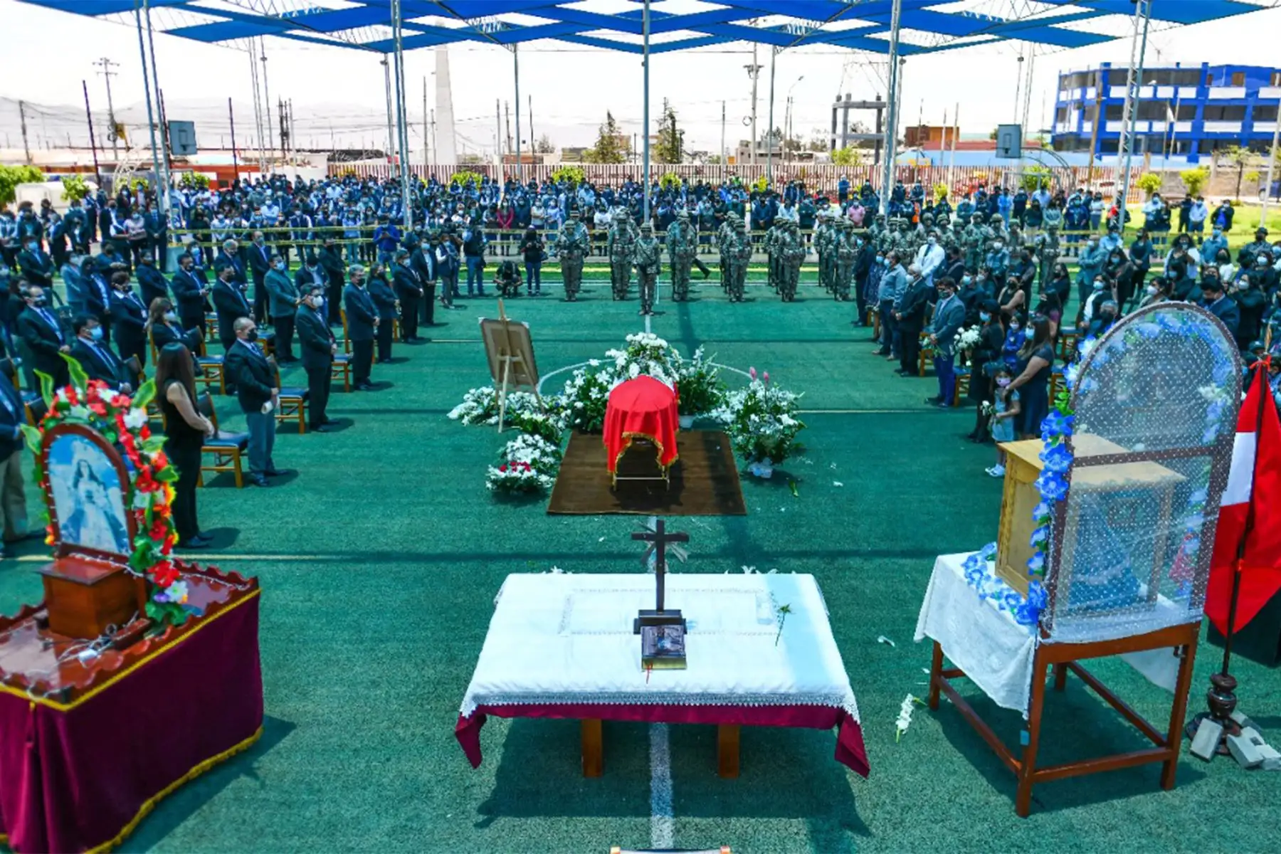 Familiares y amigos de quien en vida fue el vicegobernador Walter Gutiérrez, y gobernador por encargo por un periodo muy corto, se despidieron de sus restos mortales en la sede del Gobierno Regional de Arequipa.
Foto: Cortesía Diego Ramos