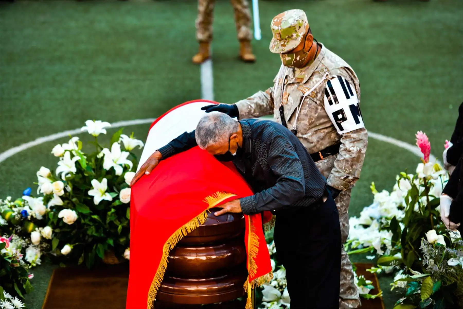 Familiares y amigos de quien en vida fue el vicegobernador Walter Gutiérrez, y gobernador por encargo por un periodo muy corto, se despidieron de sus restos mortales en la sede del Gobierno Regional de Arequipa.
Foto: Cortesía Diego Ramos