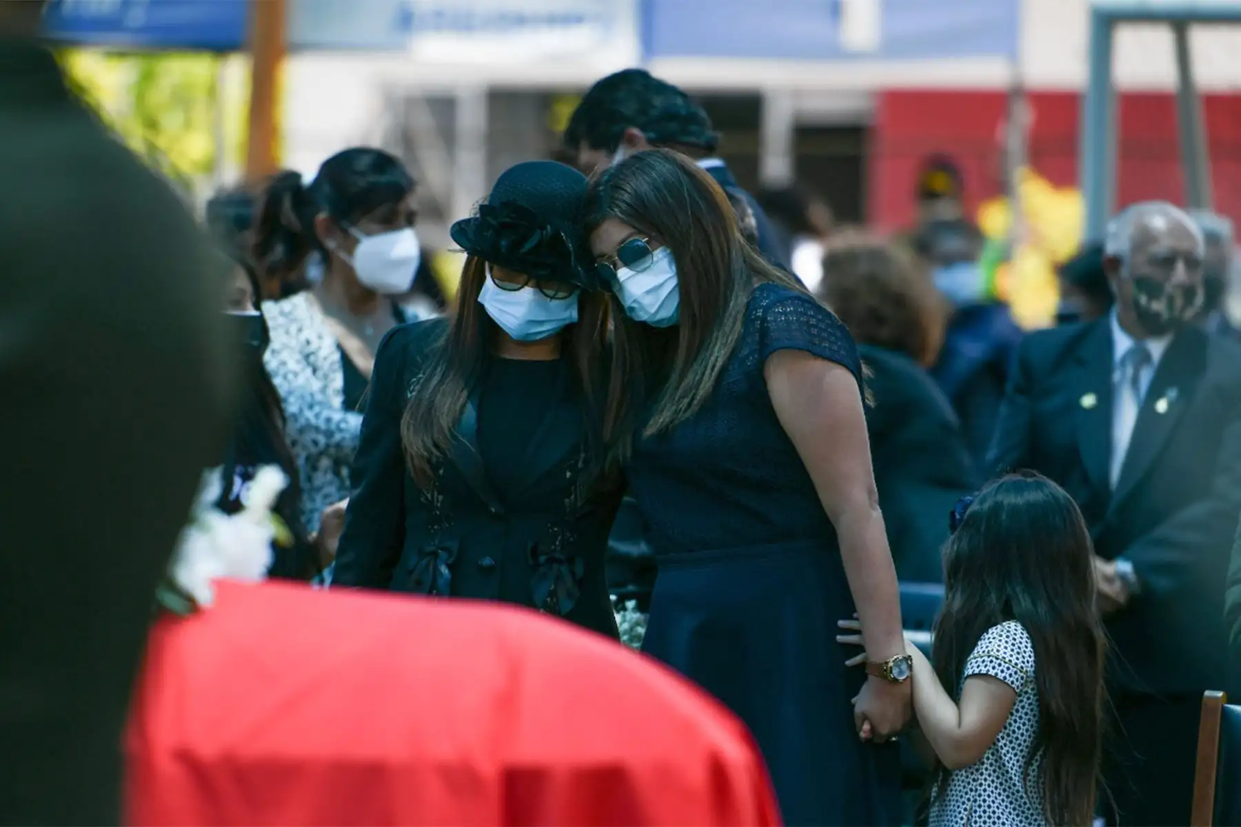 Familiares y amigos de quien en vida fue el vicegobernador Walter Gutiérrez, y gobernador por encargo por un periodo muy corto, se despidieron de sus restos mortales en la sede del Gobierno Regional de Arequipa.
Foto: Cortesía Diego Ramos