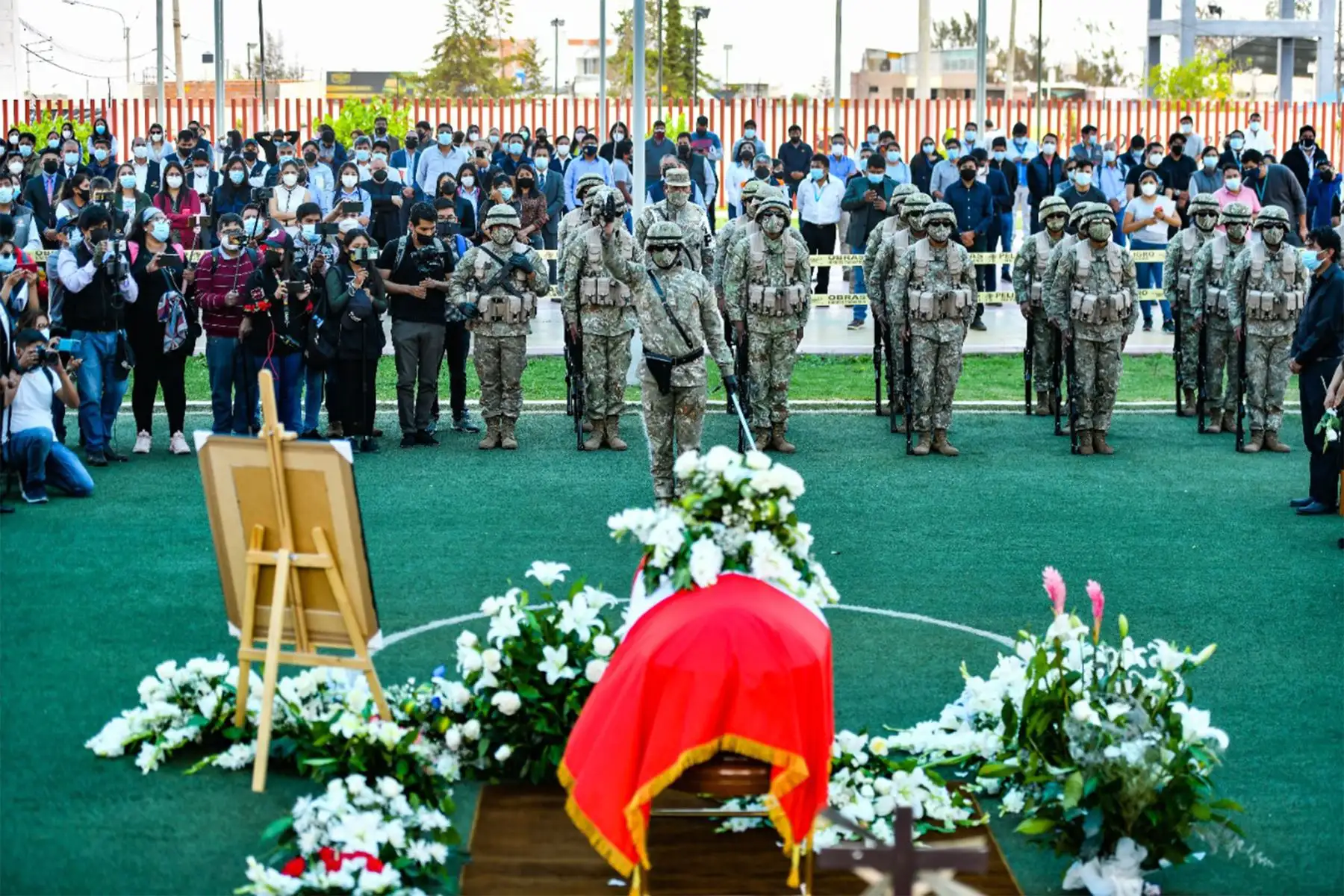 Familiares y amigos de quien en vida fue el vicegobernador Walter Gutiérrez, y gobernador por encargo por un periodo muy corto, se despidieron de sus restos mortales en la sede del Gobierno Regional de Arequipa.
Foto: Cortesía Diego Ramos