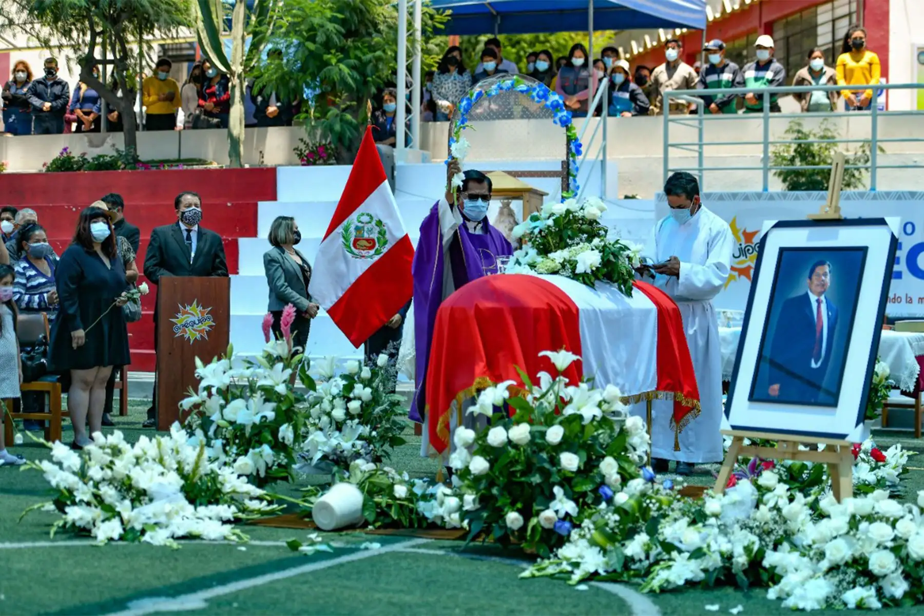 Familiares y amigos de quien en vida fue el vicegobernador Walter Gutiérrez, y gobernador por encargo por un periodo muy corto, se despidieron de sus restos mortales en la sede del Gobierno Regional de Arequipa.
Foto: Cortesía Diego Ramos