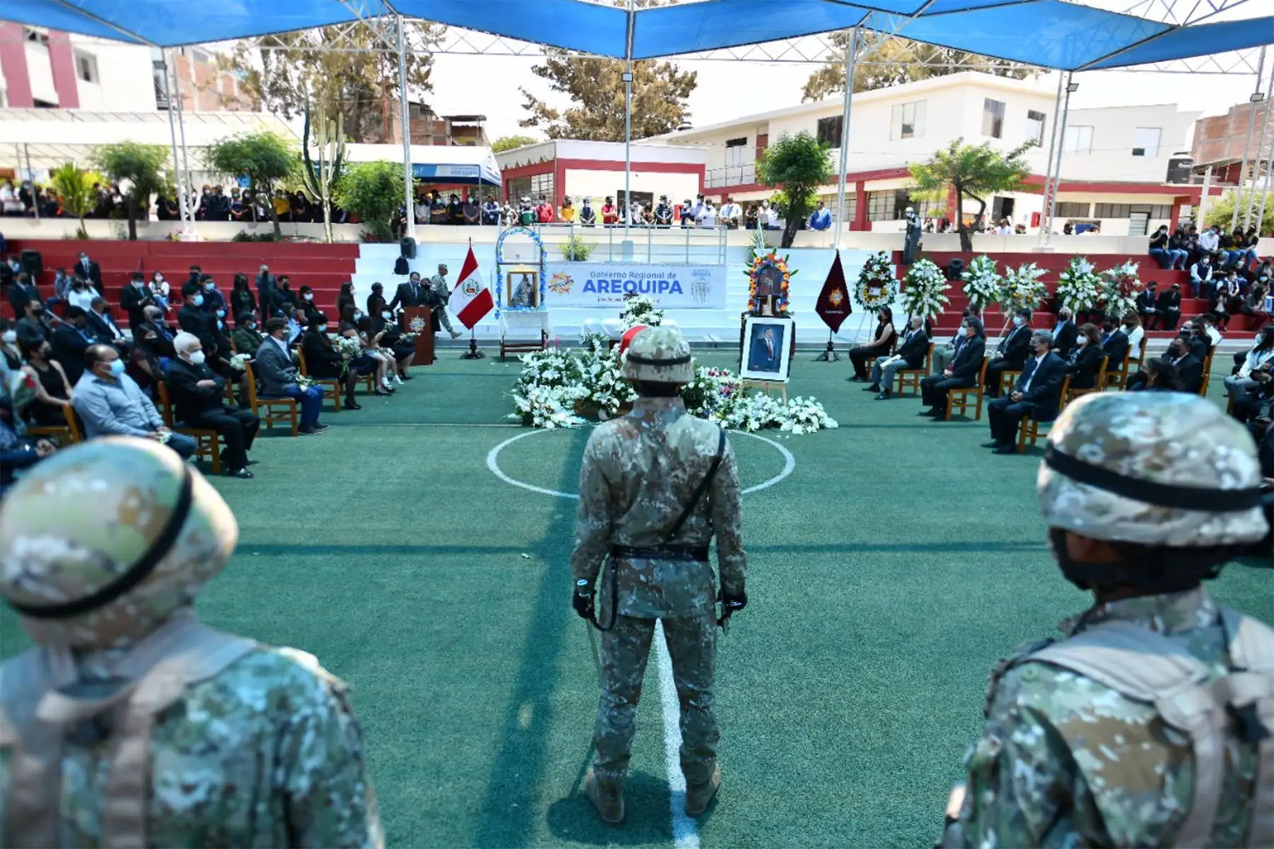 Familiares y amigos de quien en vida fue el vicegobernador Walter Gutiérrez, y gobernador por encargo por un periodo muy corto, se despidieron de sus restos mortales en la sede del Gobierno Regional de Arequipa.
Foto: Cortesía Diego Ramos