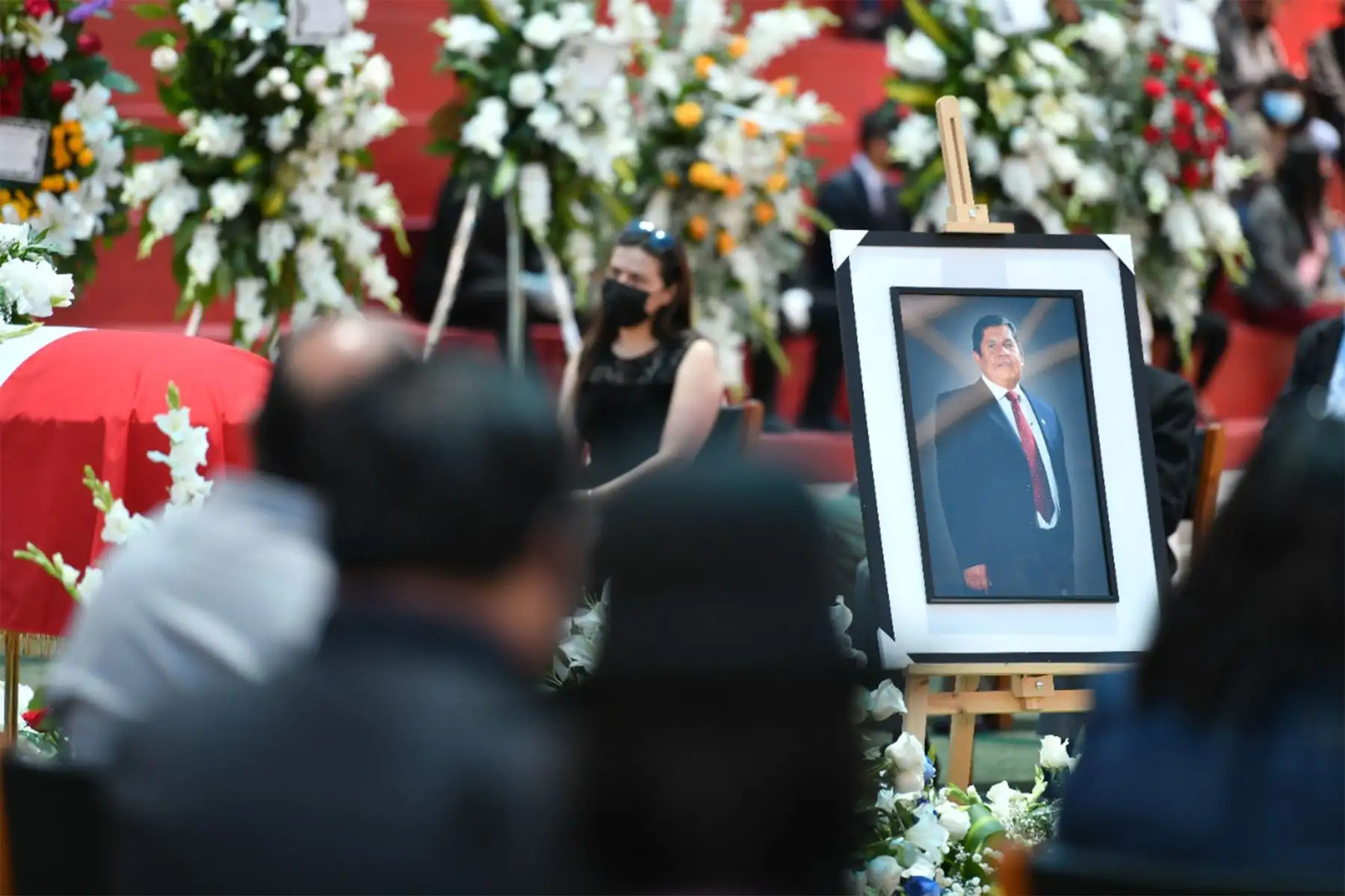 Familiares y amigos de quien en vida fue el vicegobernador Walter Gutiérrez, y gobernador por encargo por un periodo muy corto, se despidieron de sus restos mortales en la sede del Gobierno Regional de Arequipa.
Foto: Cortesía Diego Ramos