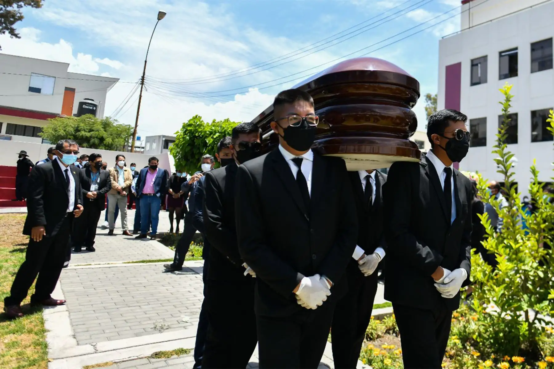 Familiares y amigos de quien en vida fue el vicegobernador Walter Gutiérrez, y gobernador por encargo por un periodo muy corto, se despidieron de sus restos mortales en la sede del Gobierno Regional de Arequipa.
Foto: Cortesía Diego Ramos