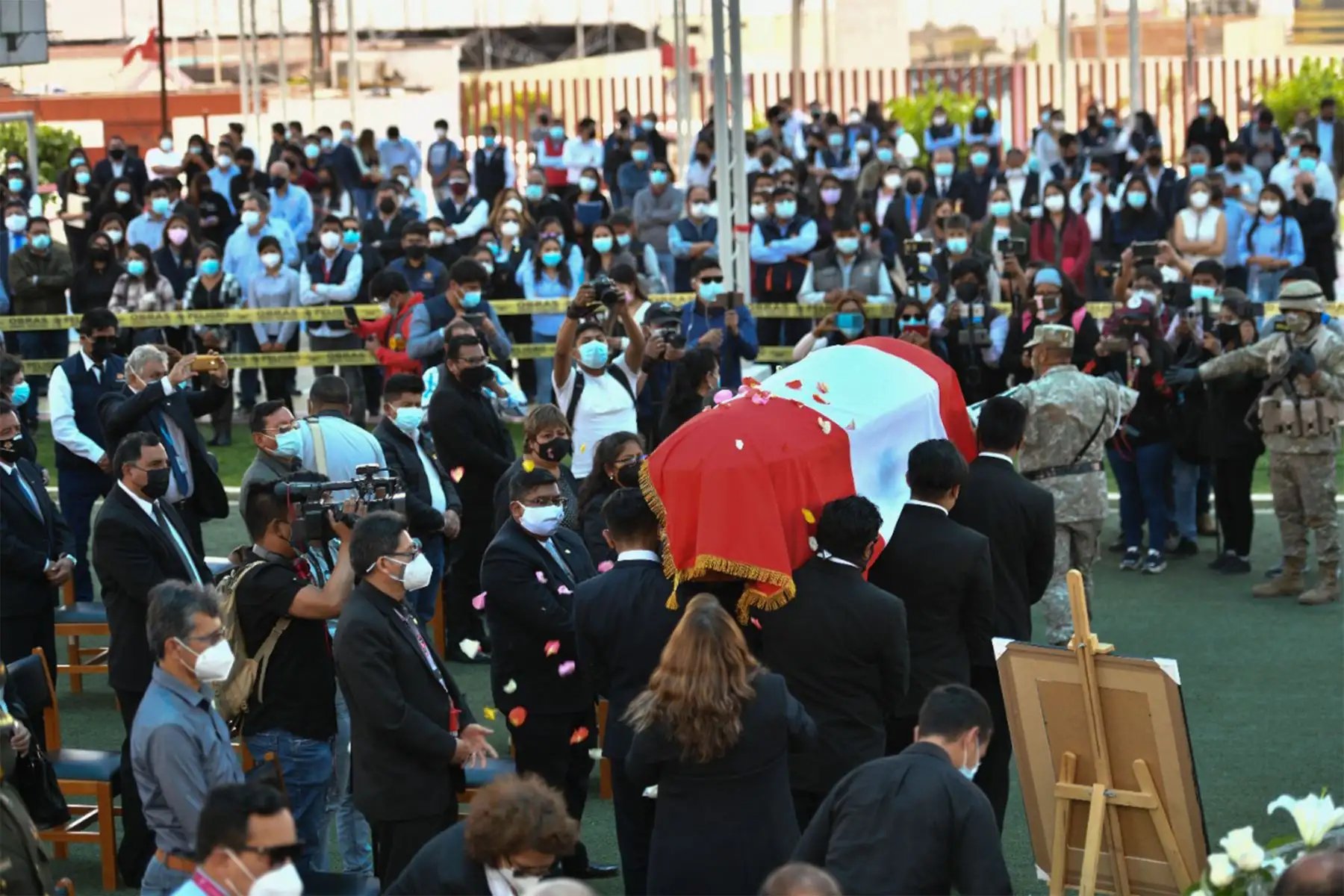 Familiares y amigos de quien en vida fue el vicegobernador Walter Gutiérrez, y gobernador por encargo por un periodo muy corto, se despidieron de sus restos mortales en la sede del Gobierno Regional de Arequipa.
Foto: Cortesía Diego Ramos