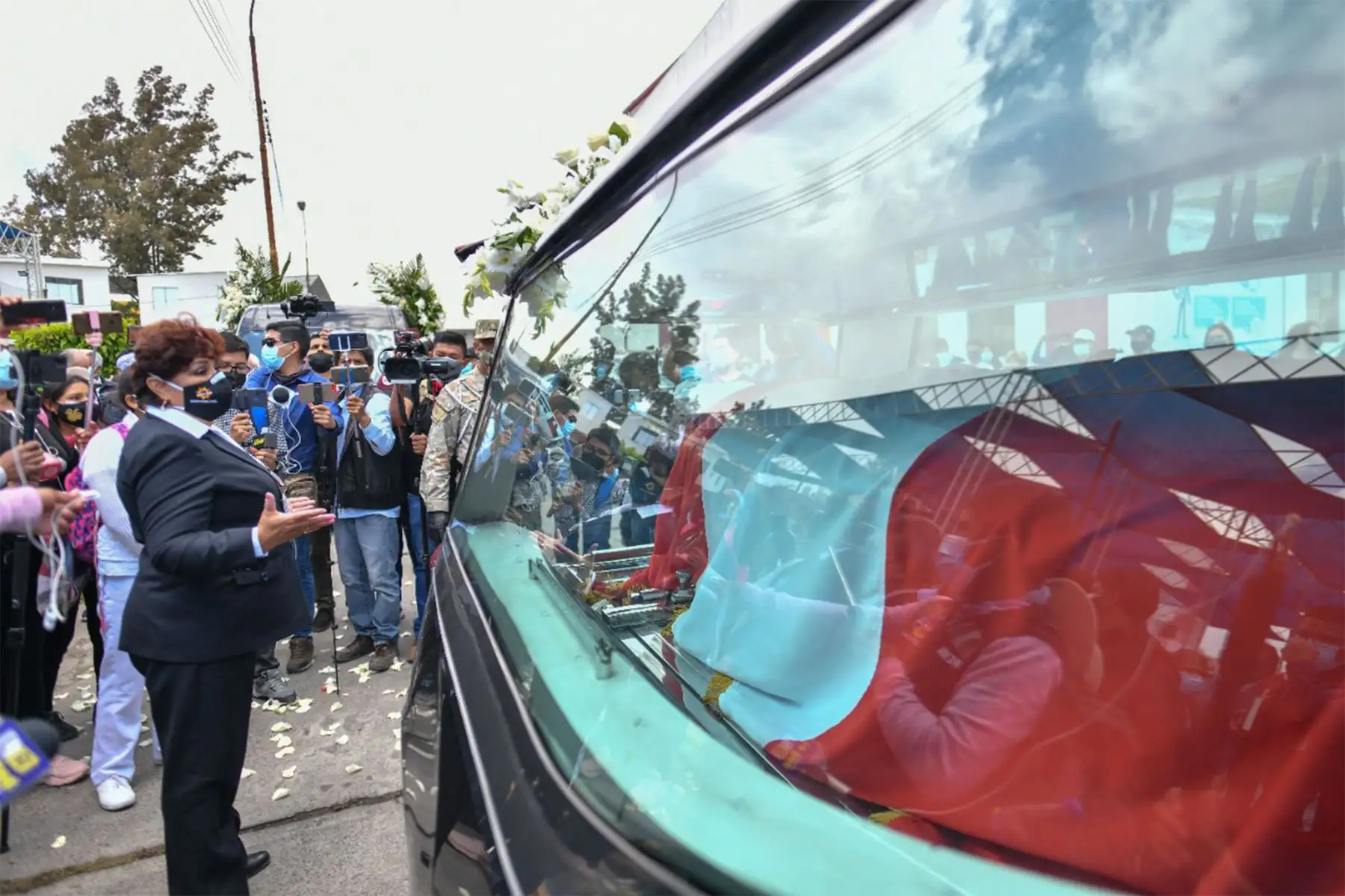 Familiares y amigos de quien en vida fue el vicegobernador Walter Gutiérrez, y gobernador por encargo por un periodo muy corto, se despidieron de sus restos mortales en la sede del Gobierno Regional de Arequipa.
Foto: Cortesía Diego Ramos