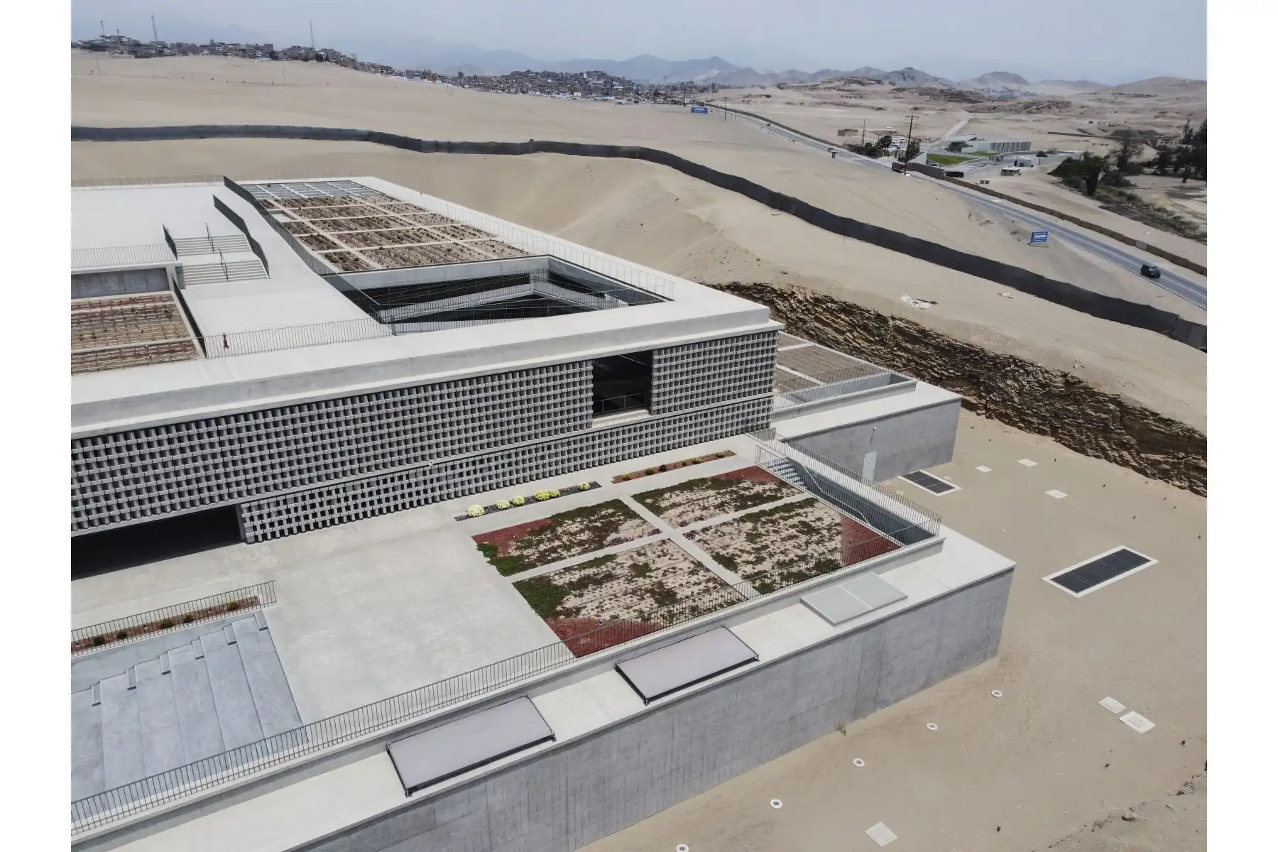 El Museo Nacional del Perú, MUNA, ubicado en Lurín, posee una impresionante y moderna arquitectura, obra de los arquitectos Alexia León y Luis Marcial. El museo abre sus puertas al público de forma gratuita para poder conocer más acerca de las diversas culturas del Perú antiguo. Foto: ANDINA/Jhonel Rodríguez Robles