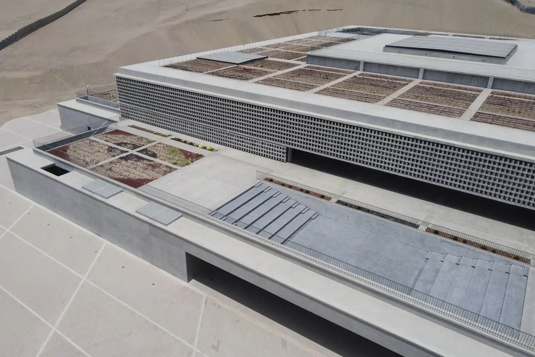El Museo Nacional del Perú, MUNA, ubicado en Lurín, posee una impresionante y moderna arquitectura, obra de los arquitectos Alexia León y Luis Marcial. El museo abre sus puertas al público de forma gratuita para poder conocer más acerca de las diversas culturas del Perú antiguo. Foto: ANDINA/Jhonel Rodríguez Robles