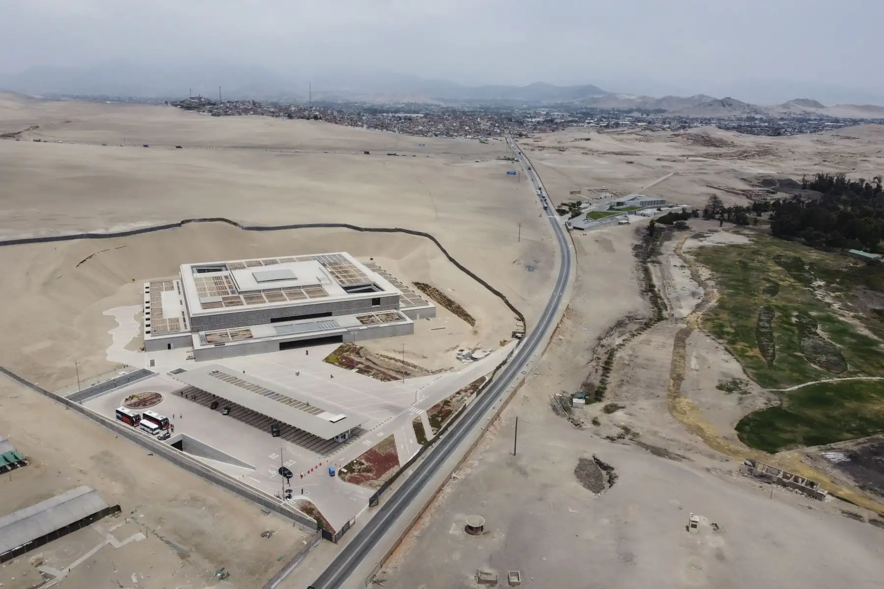 El Museo Nacional del Perú, MUNA, ubicado en Lurín, posee una impresionante y moderna arquitectura, obra de los arquitectos Alexia León y Luis Marcial. El museo abre sus puertas al público de forma gratuita para poder conocer más acerca de las diversas culturas del Perú antiguo. Foto: ANDINA/Jhonel Rodríguez Robles