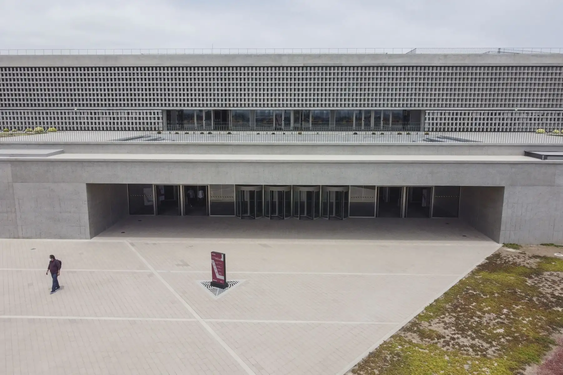 El Museo Nacional del Perú, MUNA, ubicado en Lurín, posee una impresionante y moderna arquitectura, obra de los arquitectos Alexia León y Luis Marcial. El museo abre sus puertas al público de forma gratuita para poder conocer más acerca de las diversas culturas del Perú antiguo. Foto: ANDINA/Jhonel Rodríguez Robles