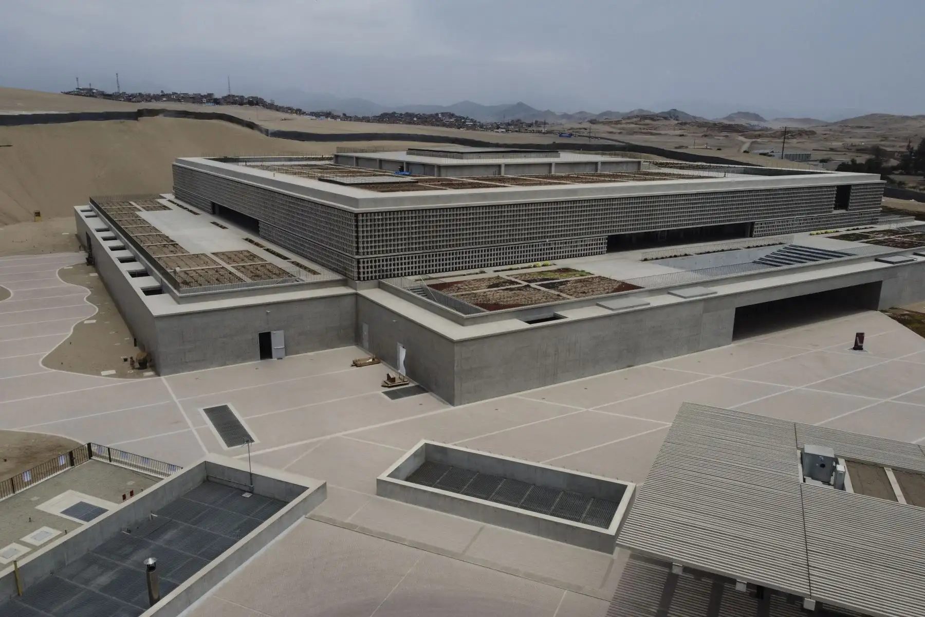 El Museo Nacional del Perú, MUNA, ubicado en Lurín, posee una impresionante y moderna arquitectura, obra de los arquitectos Alexia León y Luis Marcial. El museo abre sus puertas al público de forma gratuita para poder conocer más acerca de las diversas culturas del Perú antiguo. Foto: ANDINA/Jhonel Rodríguez Robles