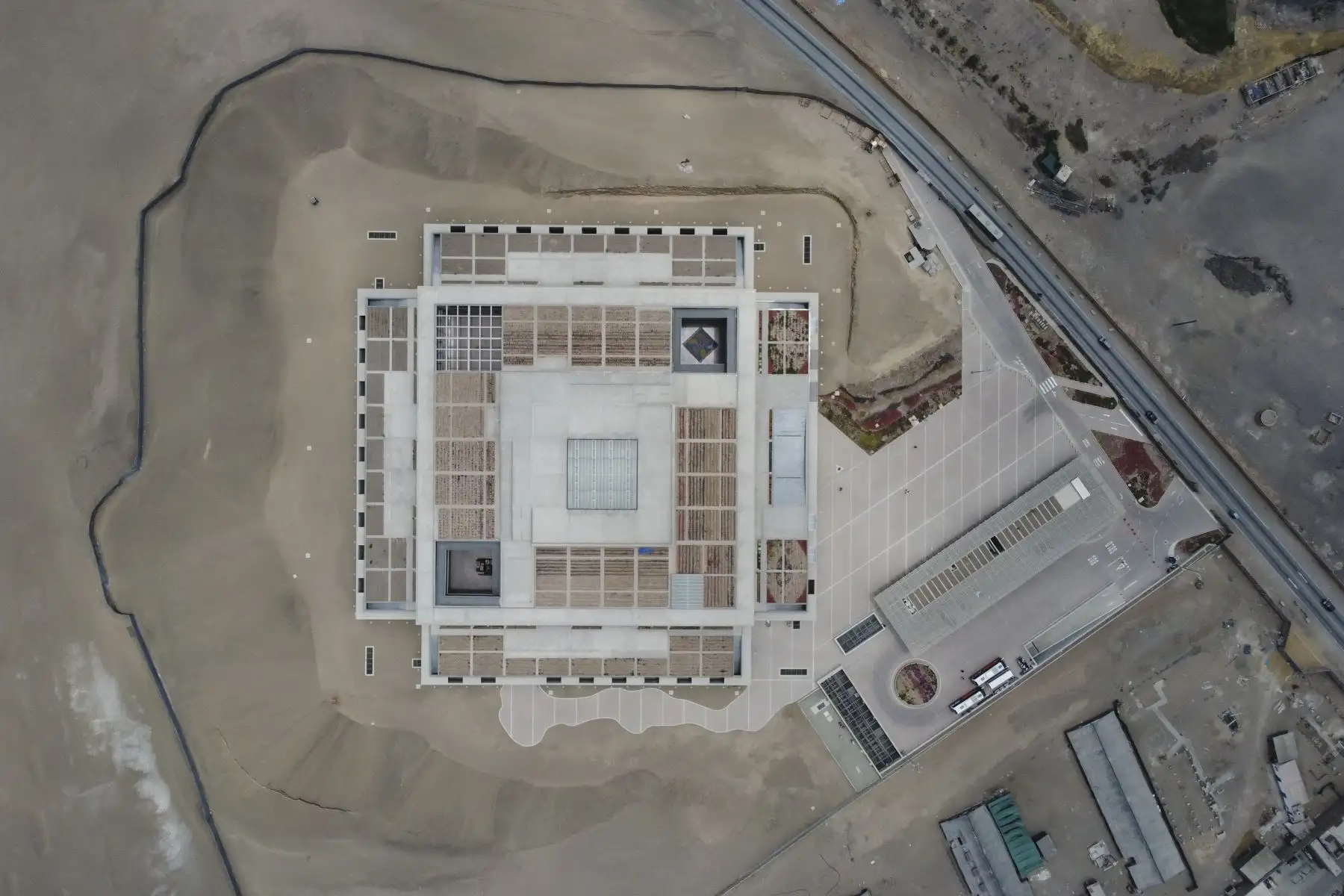 El Museo Nacional del Perú, MUNA, ubicado en Lurín, posee una impresionante y moderna arquitectura, obra de los arquitectos Alexia León y Luis Marcial. El museo abre sus puertas al público de forma gratuita para poder conocer más acerca de las diversas culturas del Perú antiguo. Foto: ANDINA/Jhonel Rodríguez Robles