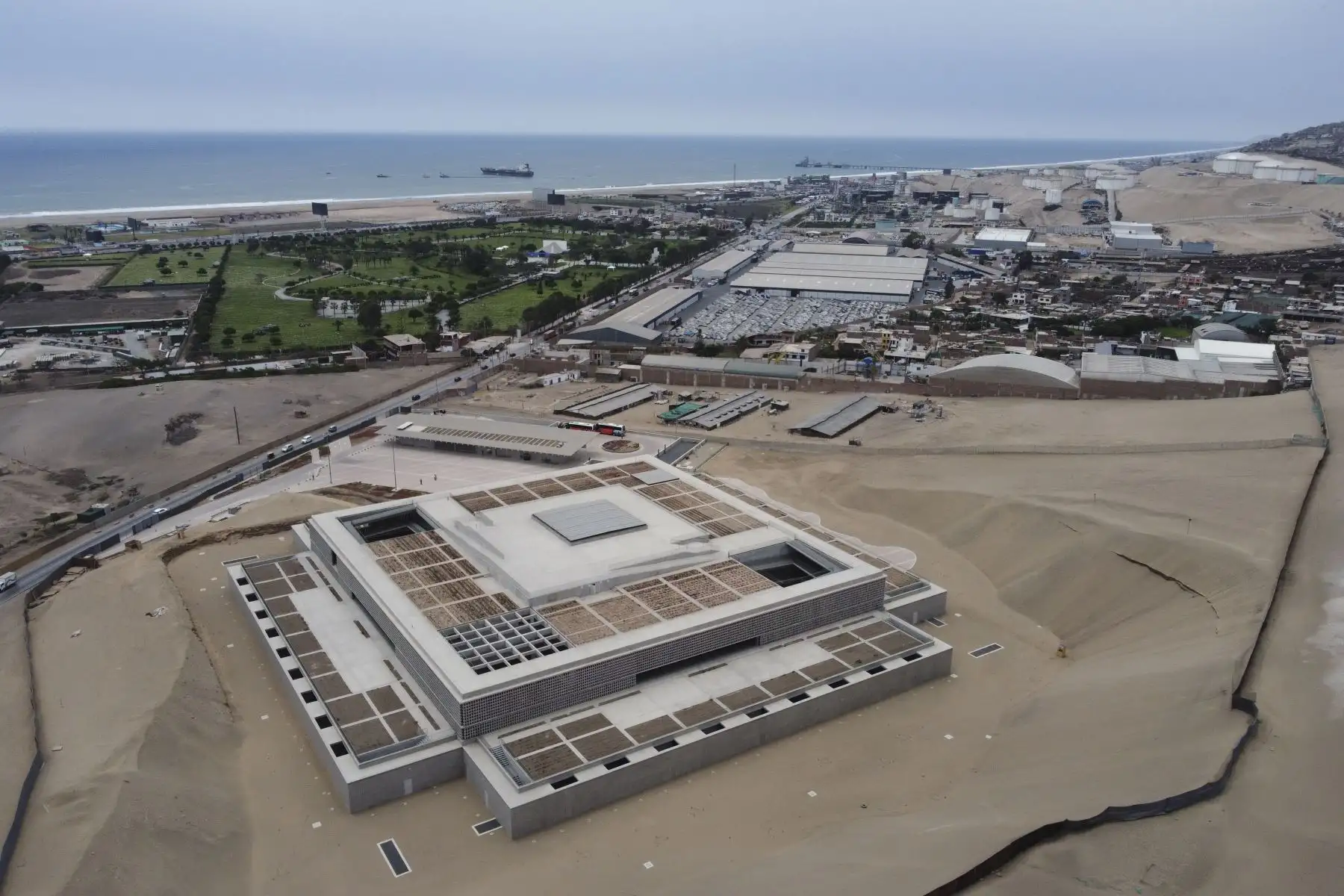 El Museo Nacional del Perú, MUNA, ubicado en Lurín, posee una impresionante y moderna arquitectura, obra de los arquitectos Alexia León y Luis Marcial. El museo abre sus puertas al público de forma gratuita para poder conocer más acerca de las diversas culturas del Perú antiguo. Foto: ANDINA/Jhonel Rodríguez Robles