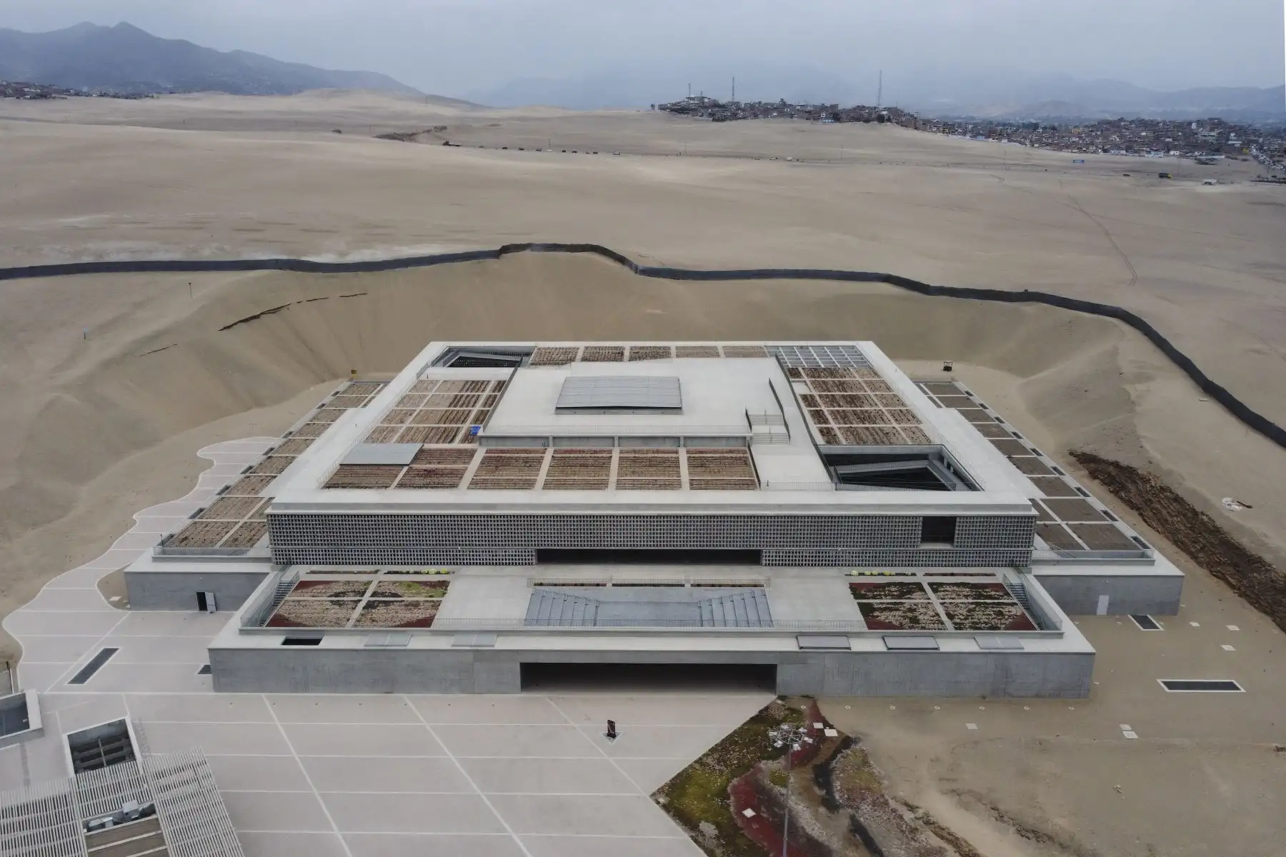 El Museo Nacional del Perú, MUNA, ubicado en Lurín, posee una impresionante y moderna arquitectura, obra de los arquitectos Alexia León y Luis Marcial. El museo abre sus puertas al público de forma gratuita para poder conocer más acerca de las diversas culturas del Perú antiguo. Foto: ANDINA/Jhonel Rodríguez Robles