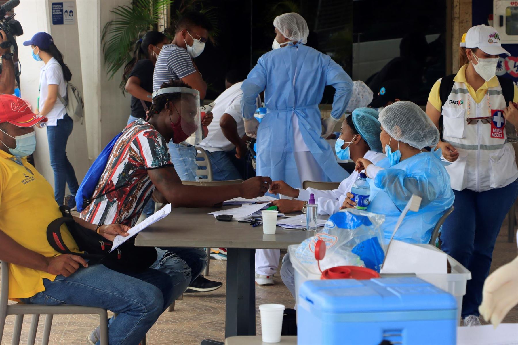 Colombia aprueba dosis de refuerzo de vacuna contra covid para mayores de 18.