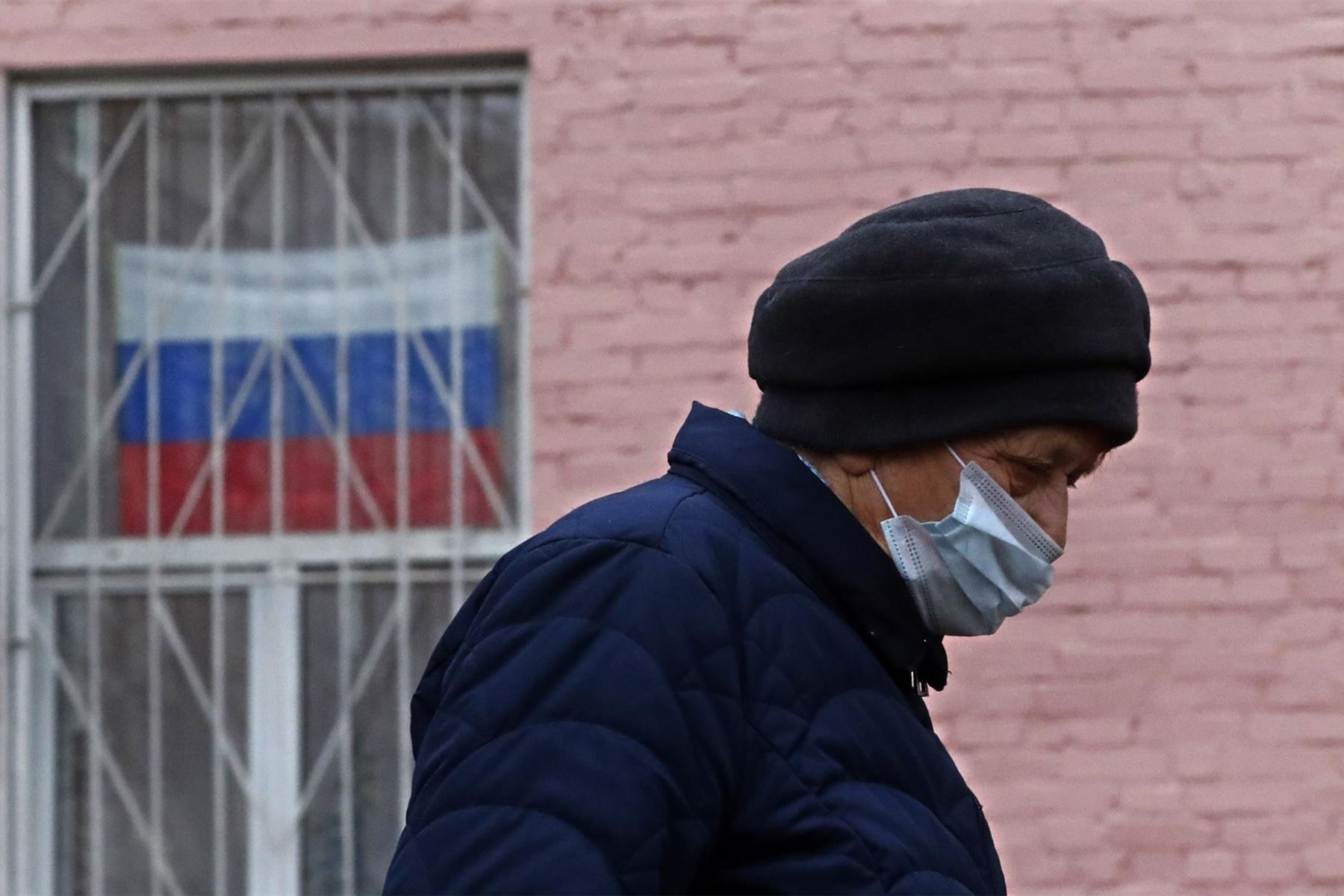 Médicos rusos llaman a antivacunas a visitar las UCI ante alto nivel de muertes.