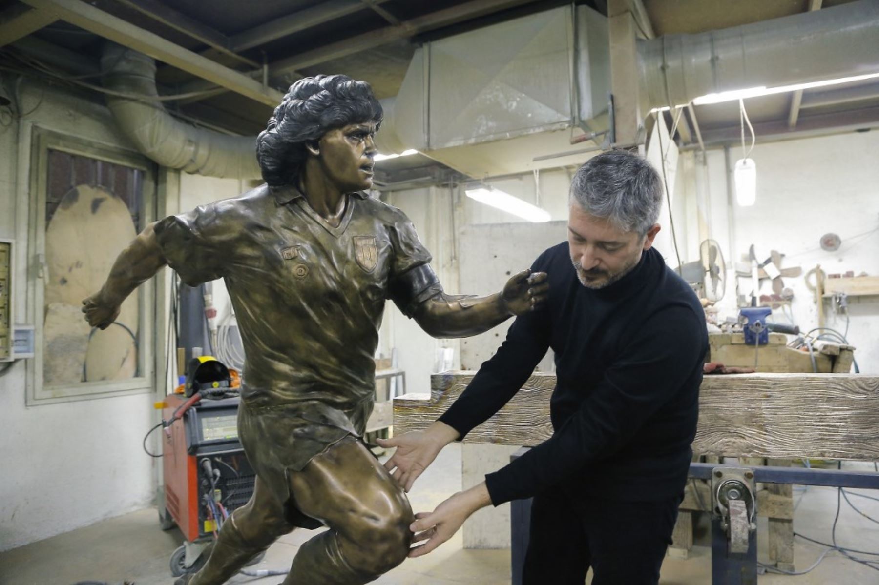 La ciudad de Nápoles contará mañana con una estatua de Diego Maradona hecha de bronce