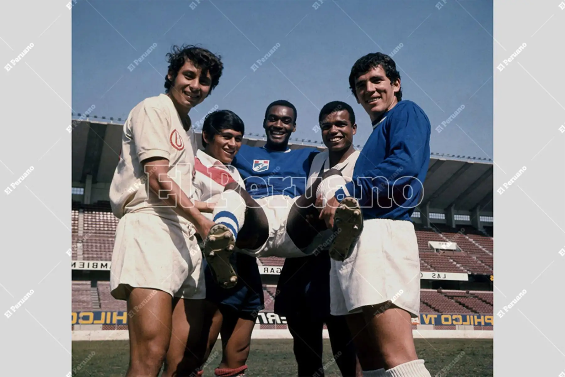 Lima - Década 1970 / Roberto Chale, Hugo Sotil, Alberto Gallardo, Teófilo Cubillas y Ramón Mifflin posan para una producción especial del diario La Crónica.
Foto: Archivo Histórico de El Peruano