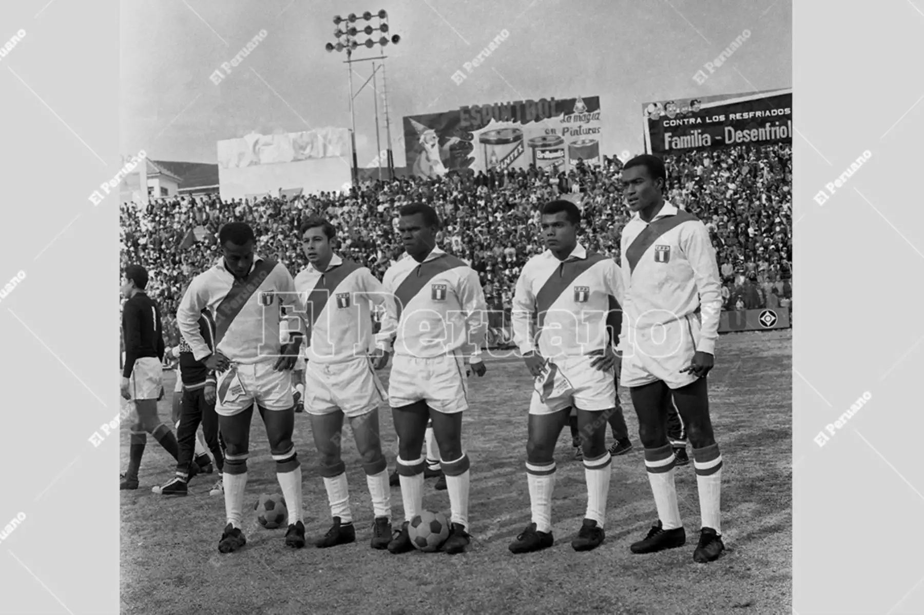 Bolivia - 10 de agosto  1969 / Julio Baylón, Roberto Chale, Perico Léon, Teófilo Cubillas y Alberto Gallardo figuras de la selección peruana de fútbol que enfrentó a Bolivia en el estadio Hernando Siles de La Paz por las eliminatorias el Mundial México 70. Peru cayó ese día 2-1 con un cuestionado arbitraje del juez Chechelev. Foto: Archivo Histórico de El Peruano