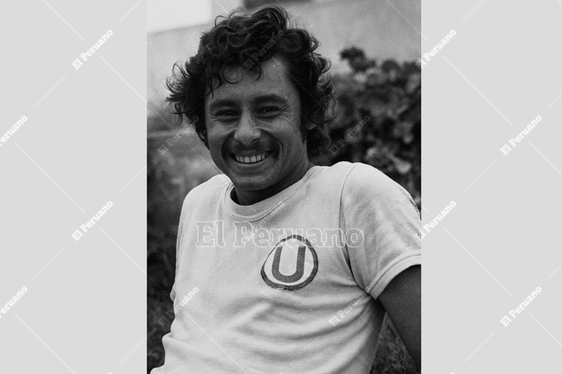 Lima - 6 enero 1977 / Roberto Chale Olarte, volante de Universitario de Deportes. 
Foto: Archivo Histórico de El Peruano / Virgilio Molero