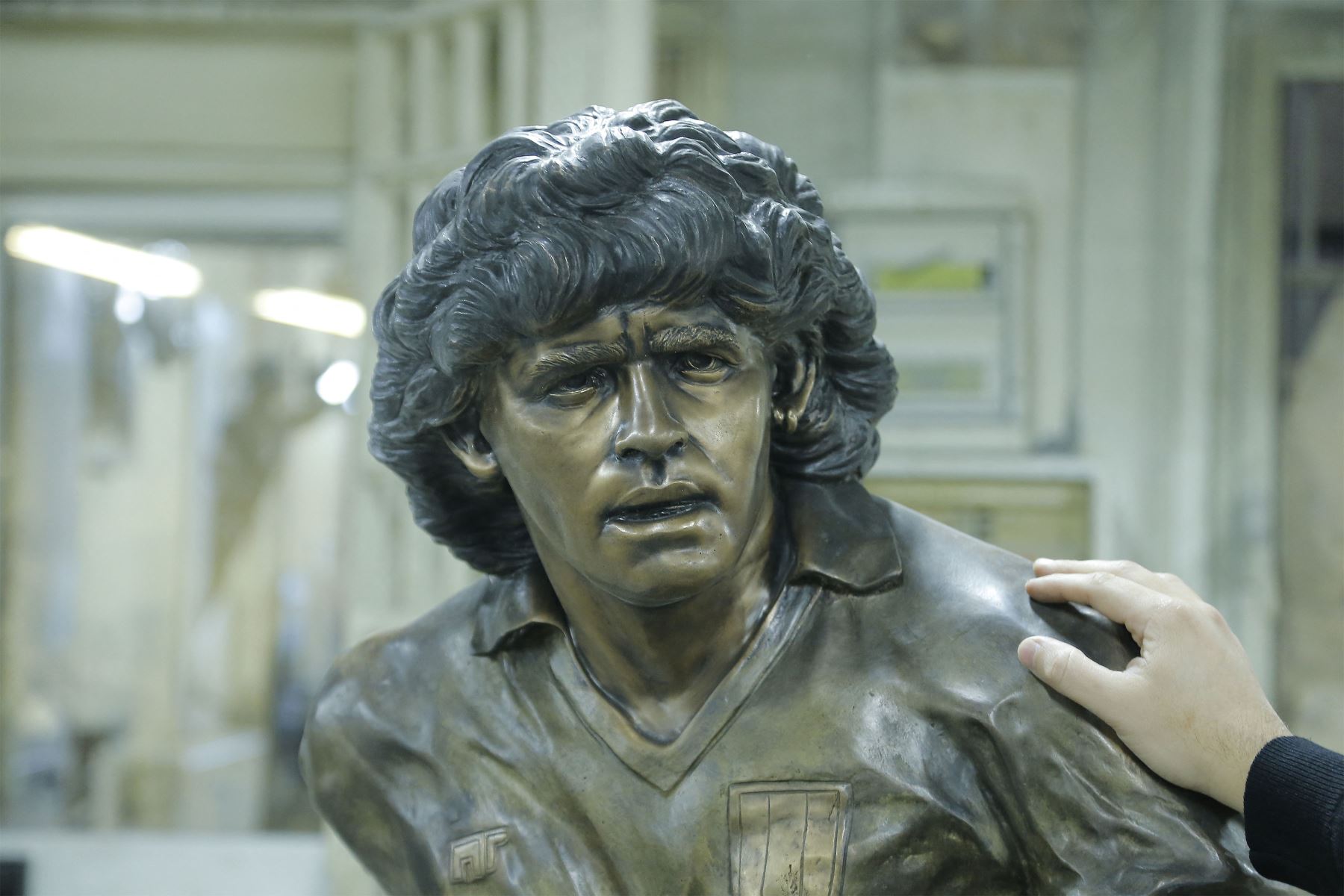 La estatua de bronce inspirado en Diego Armando Maradona  hecha por el escultor Domenico Sepe.
Foto: AFP