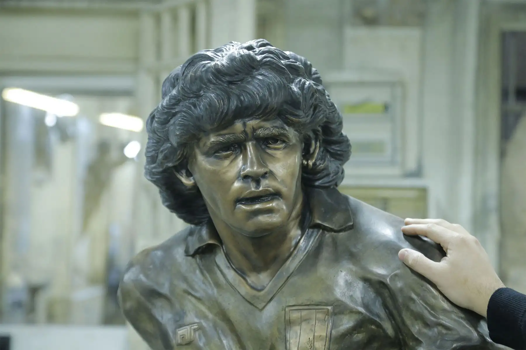 La estatua de bronce inspirado en Diego Armando Maradona  hecha por el escultor Domenico Sepe.
Foto: AFP