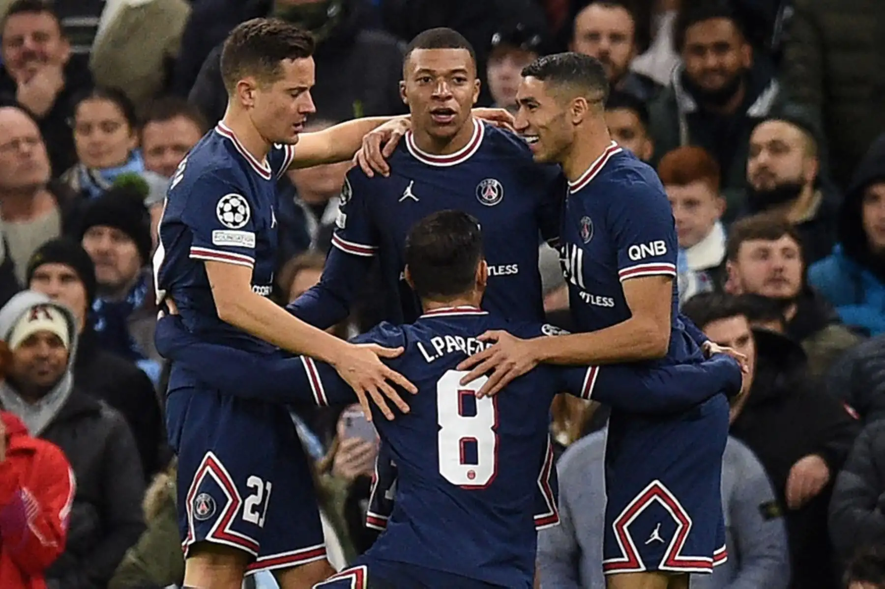 El delantero francés del Paris Saint-Germain, Kylian Mbappé, celebra con sus compañeros de equipo tras marcar el gol inicial del partido de fútbol del Grupo A de la UEFA Champions League entre el Manchester City y el Paris Saint-Germain en el Etihad Stadium de Manchester, noroeste de Inglaterra. Foto: AFP