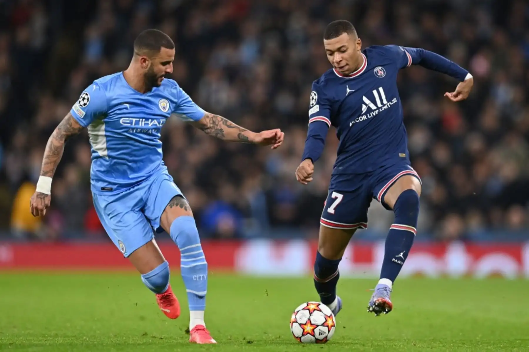 El delantero francés del Paris Saint-Germain Kylian Mbappe (R) compite con el defensor inglés del Manchester City Kyle Walker (L) durante el partido de fútbol del Grupo A de la Liga de Campeones de la UEFA entre el Manchester City y el Paris Saint-Germain en el Etihad Stadium de Manchester, noroeste de Inglaterra. Foto: AFP