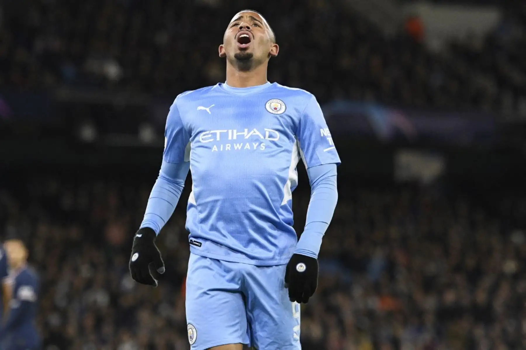 El delantero brasileño del Manchester City Gabriel Jesus reacciona durante el partido de fútbol del Grupo A de la Liga de Campeones de la UEFA entre el Manchester City y el Paris Saint-Germain en el Etihad Stadium de Manchester, noroeste de Inglaterra, el 24 de noviembre de 2021. Foto: AFP