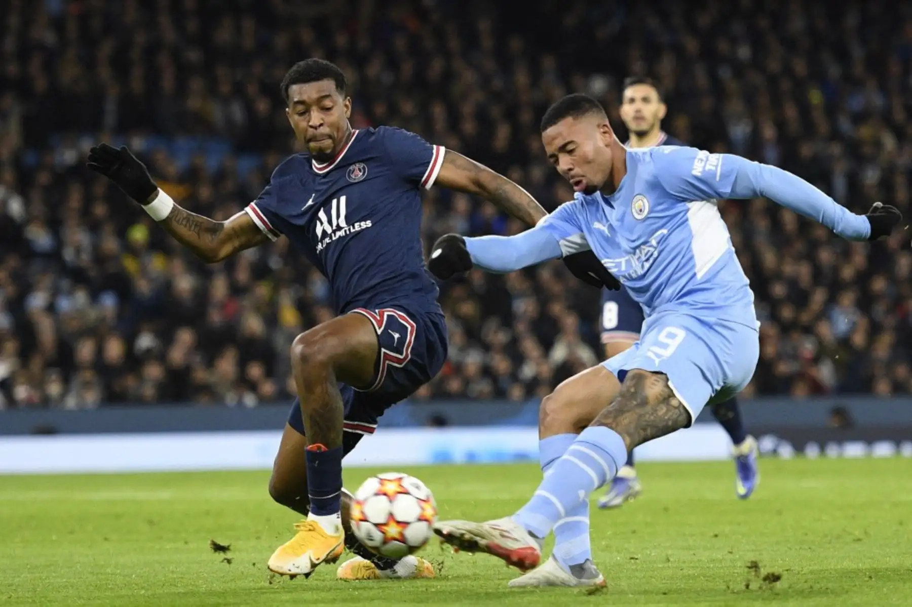 El delantero brasileño del Manchester City Gabriel Jesus (derecha) tiene un disparo fallido durante el partido de fútbol del Grupo A de la Liga de Campeones de la UEFA entre el Manchester City y el Paris Saint-Germain en el Etihad Stadium en Manchester, noroeste de Inglaterra, el 24 de noviembre de 2021. Foto: AFP