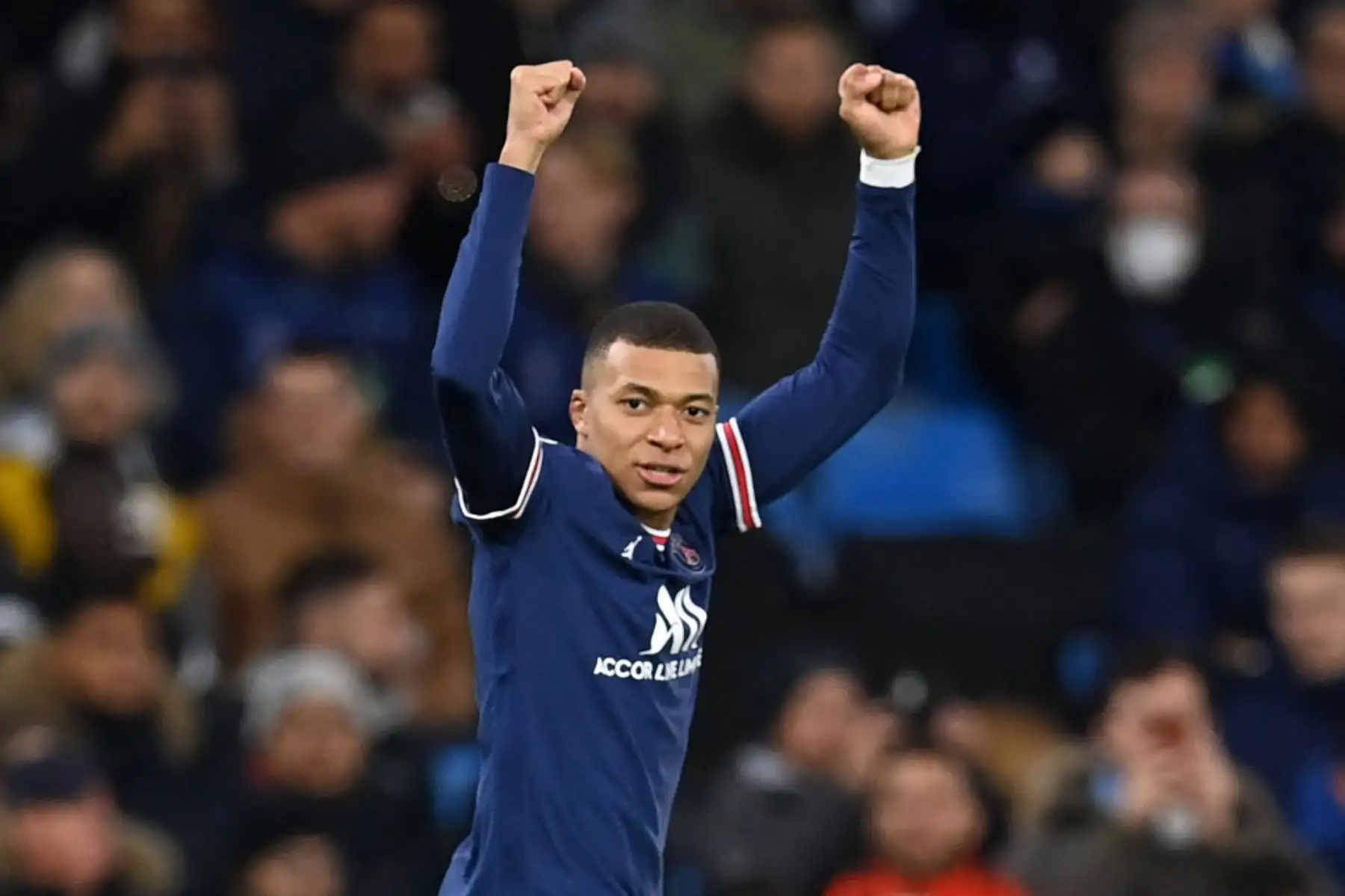 El delantero francés del Paris Saint-Germain, Kylian Mbappé, reacciona tras marcar el primer gol del partido de fútbol del Grupo A de la UEFA Champions League entre el Manchester City y el Paris Saint-Germain en el Etihad Stadium de Manchester, noroeste de Inglaterra, el 24 de noviembre de 2021. Foto: AFP