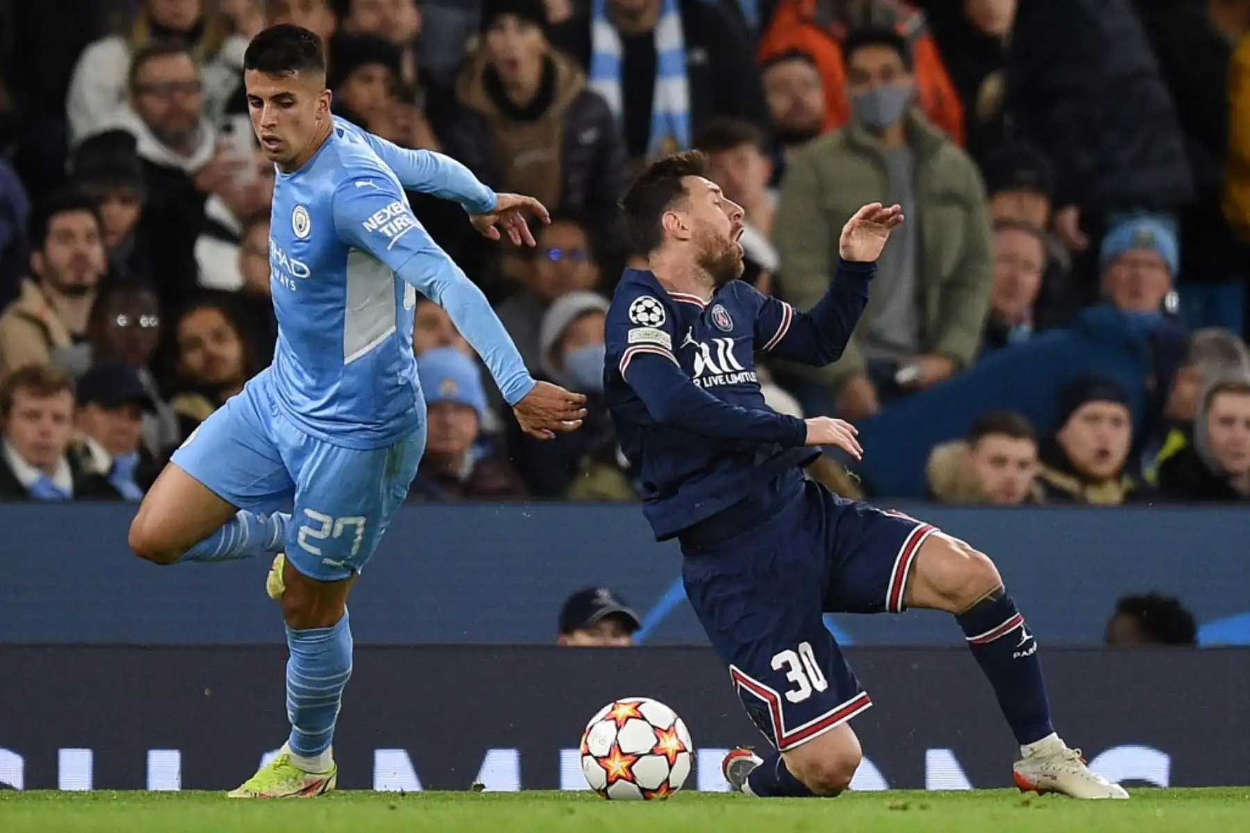 El defensor portugués del Manchester City Joao Cancelo (L) compite con el delantero argentino del Paris Saint-Germain Lionel Messi (R) durante el partido de fútbol del Grupo A de la Liga de Campeones de la UEFA entre el Manchester City y el Paris Saint-Germain en el Etihad Stadium de Manchester, noroeste de Inglaterra. Foto: AFP